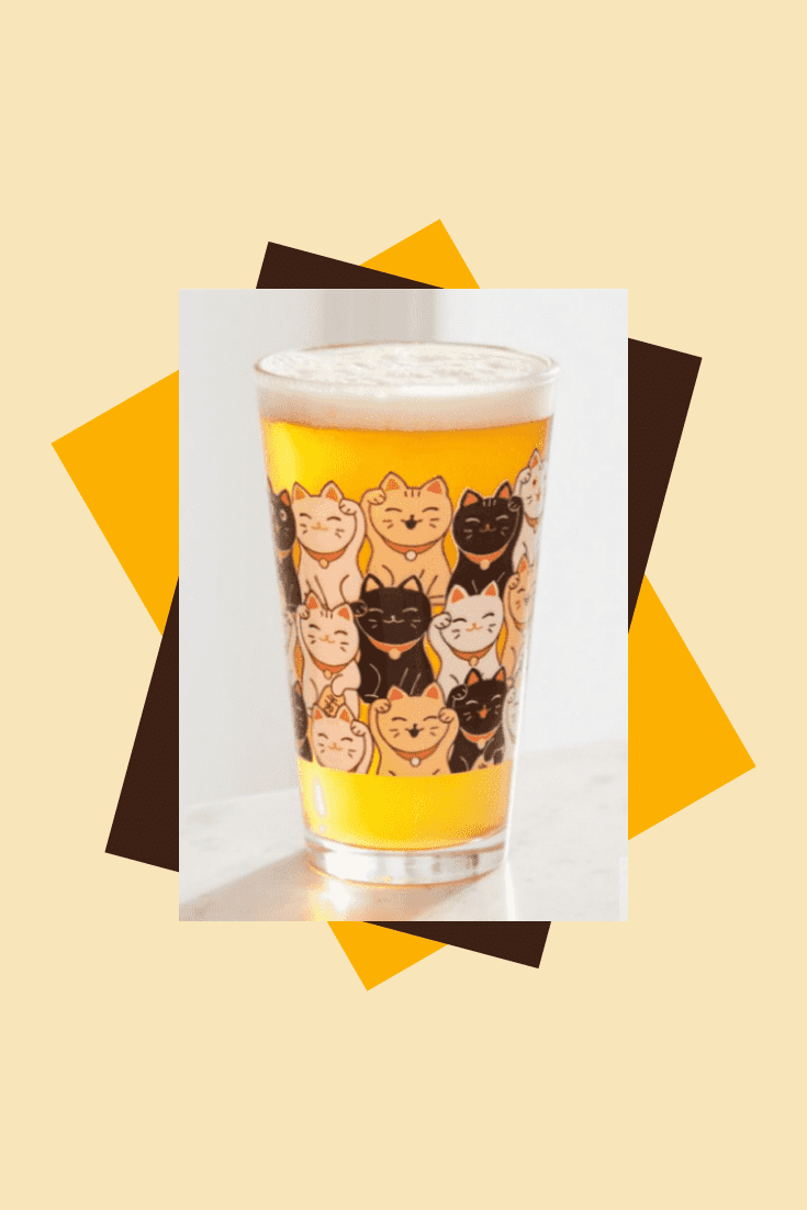 Beer mug with pictures of cats. This is a good gift for cat lovers, so that their pets are always there.