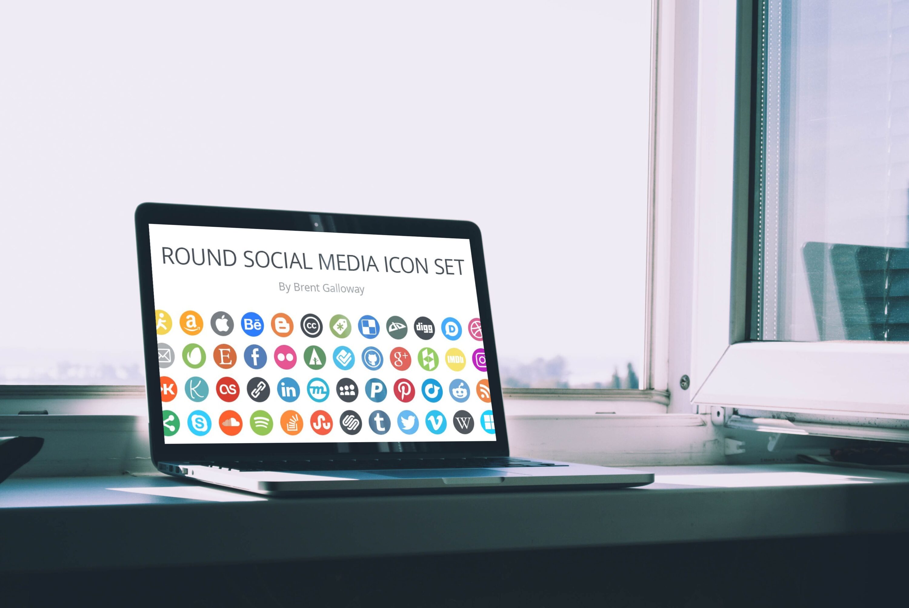 Laptop option of the Round Social Media Icon Set.