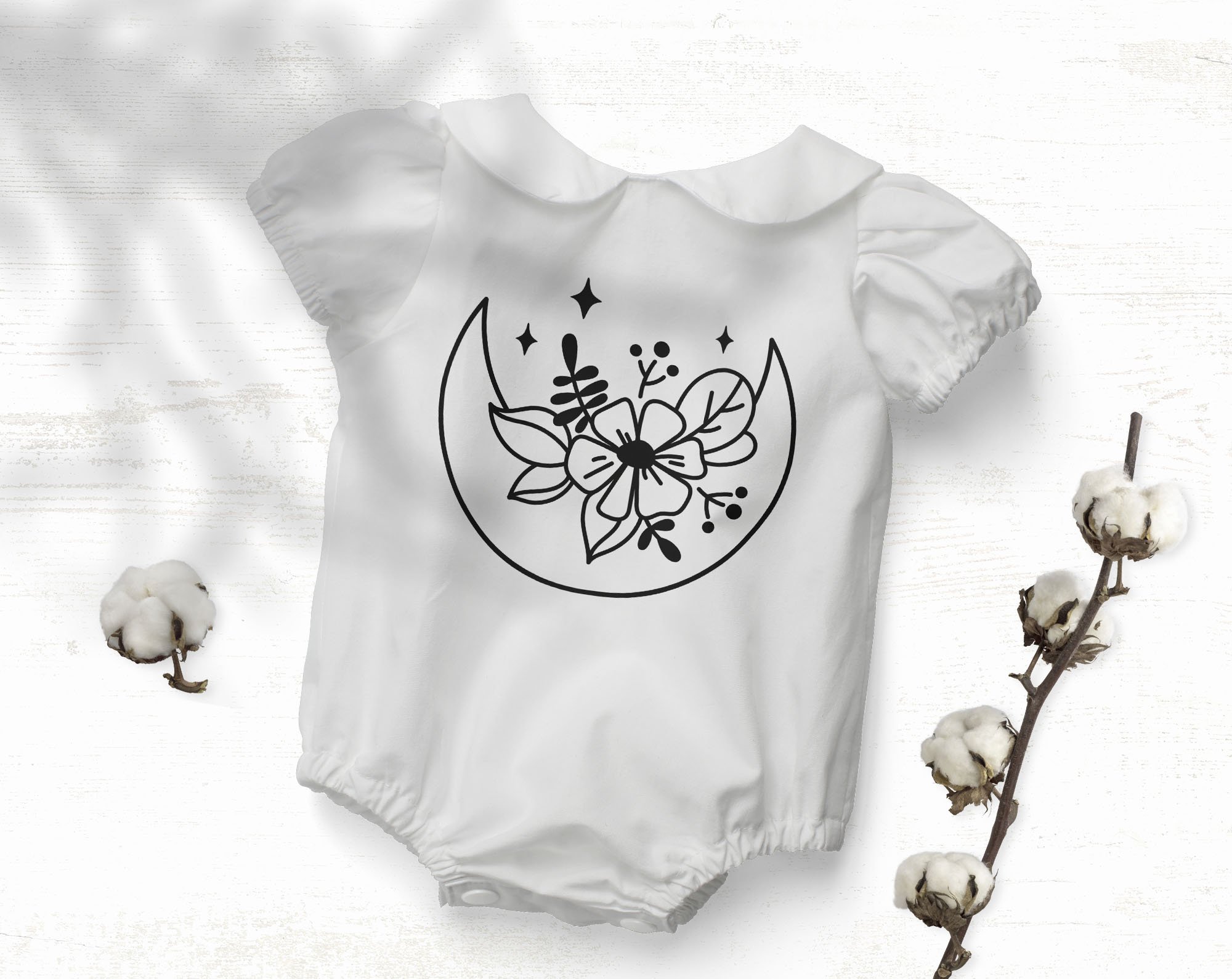 Baby white t-shirt with illustration.