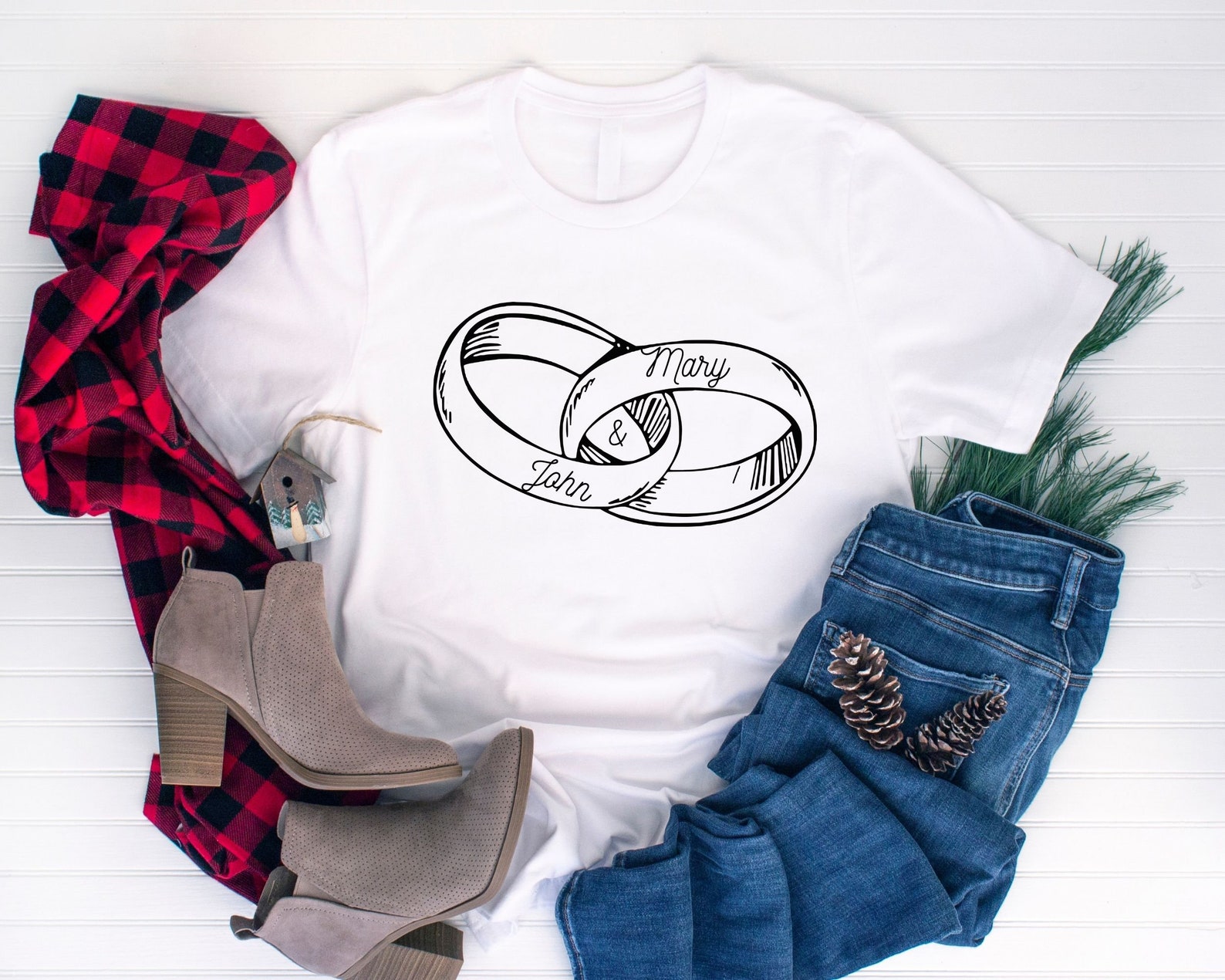 White t-shirt with rings.
