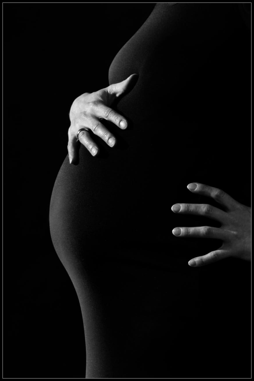 Cropped BW photo of pregnant woman.