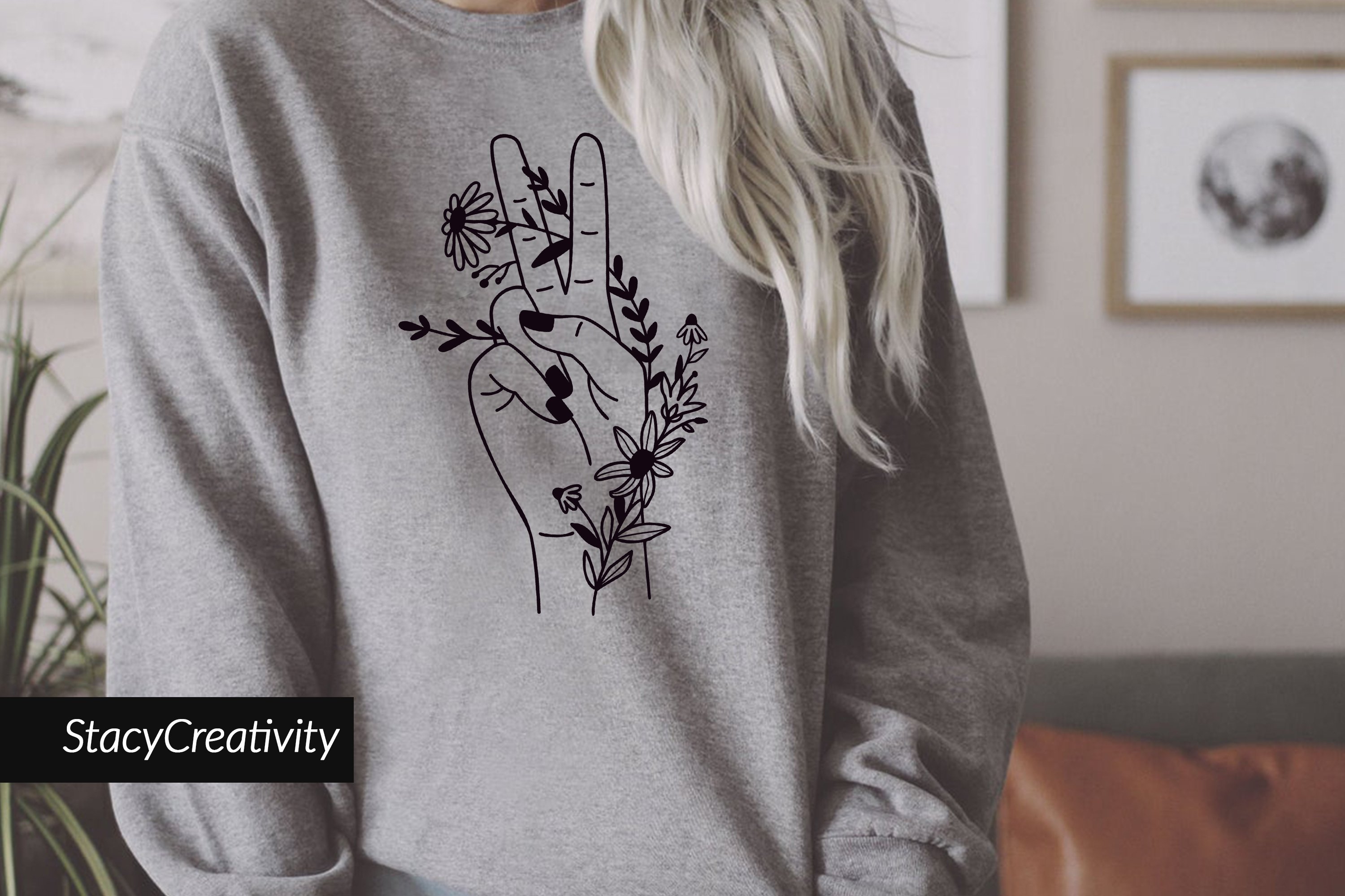Oversize grey sweatshirt with floral hand.