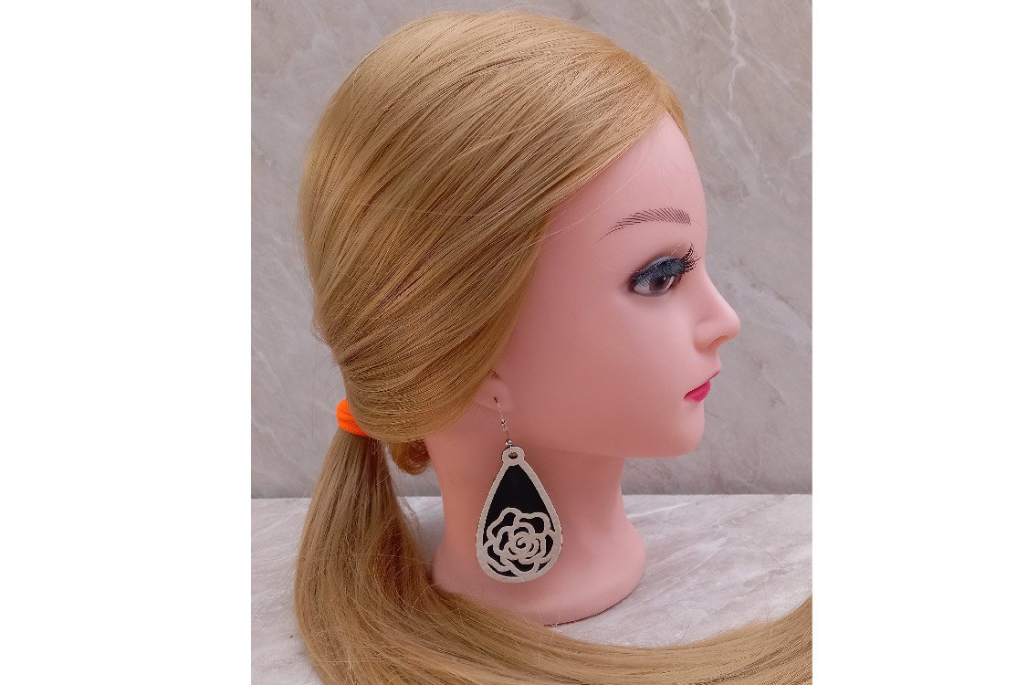 Example of using a big black earring.