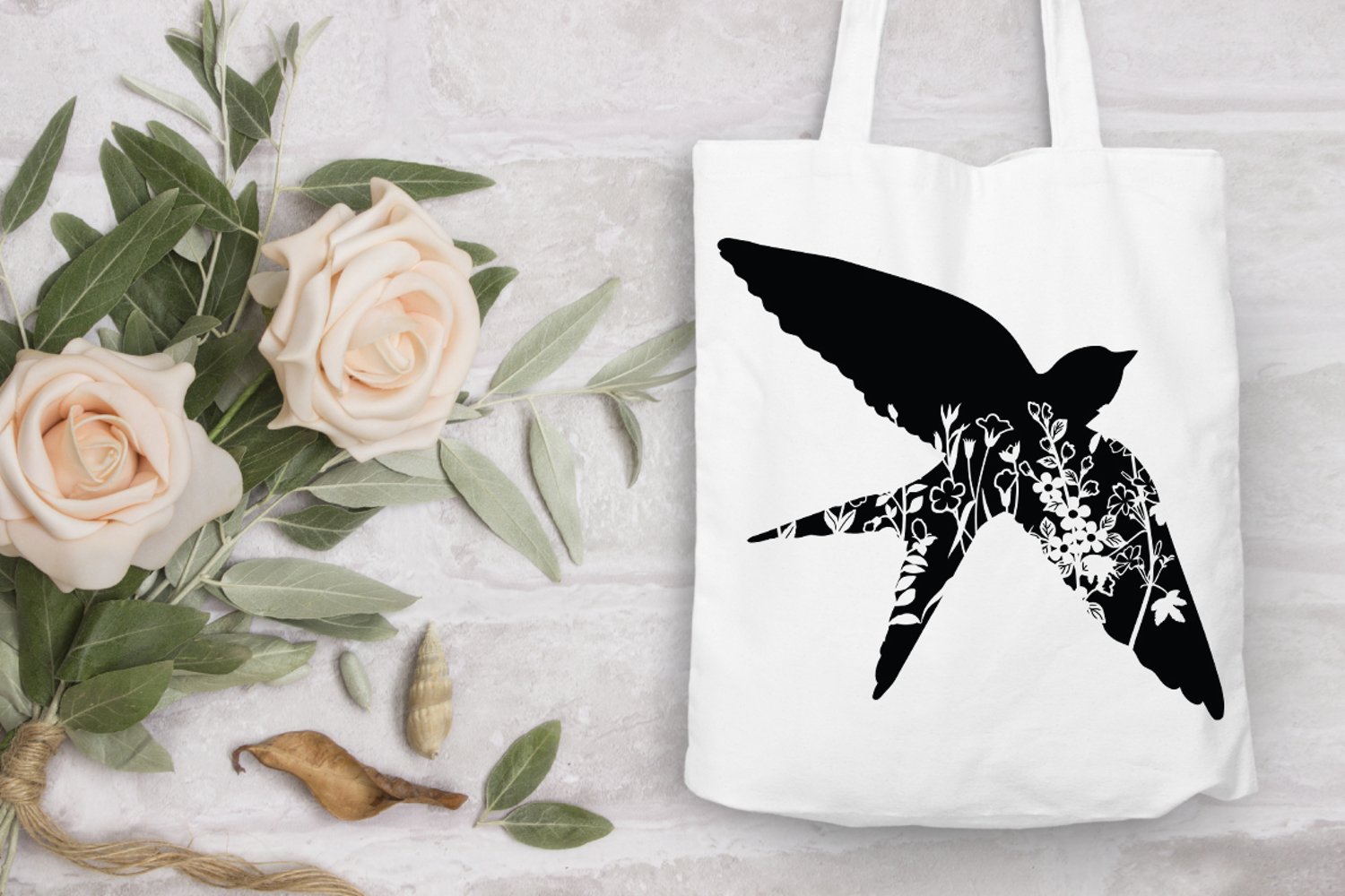 Tote bag with a picture of a humming on it.