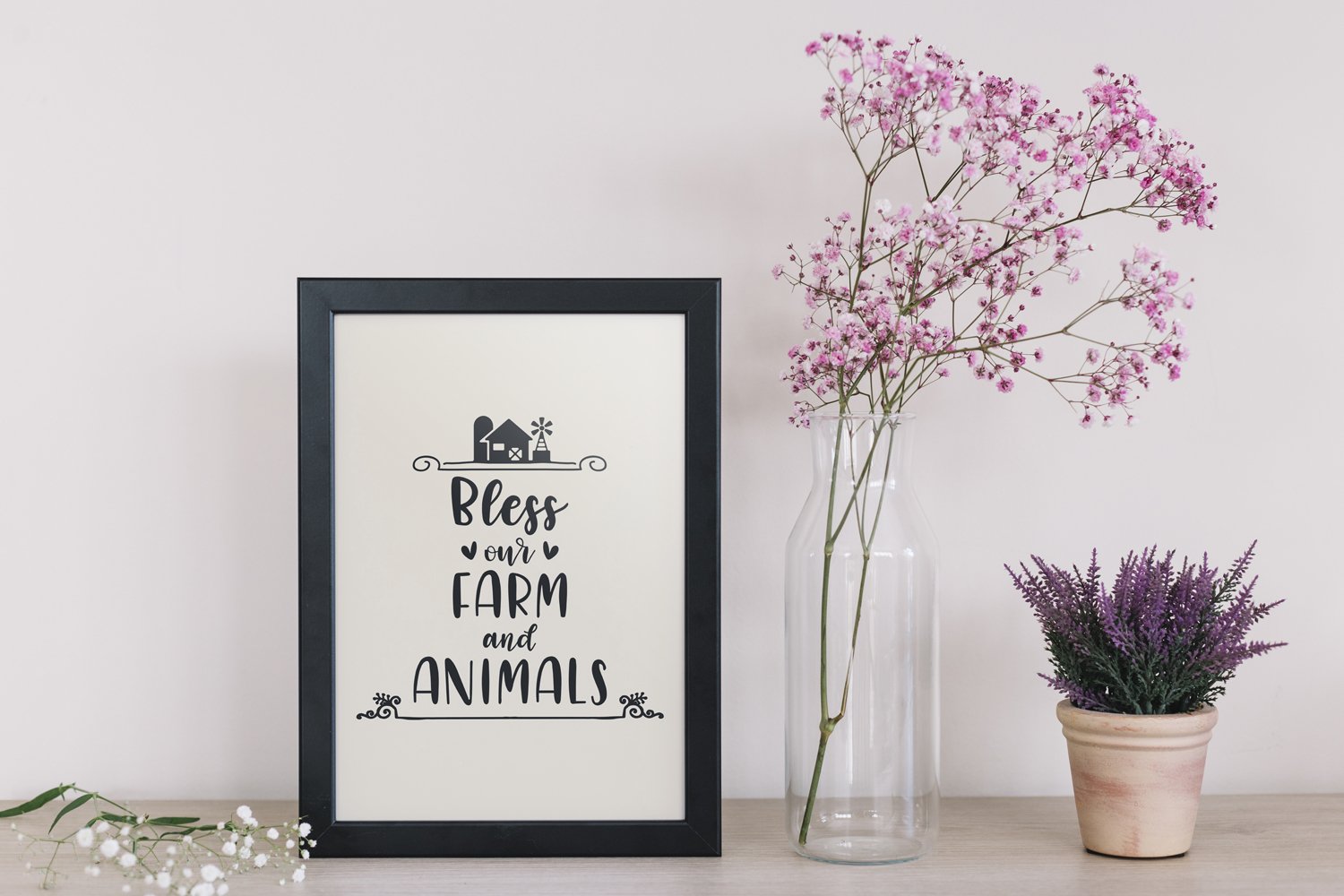 Picture of a vase with flowers and a picture of a farm and animals.