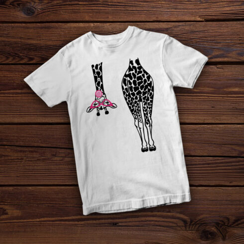 White t-shirt with the creative giraffe illustration.