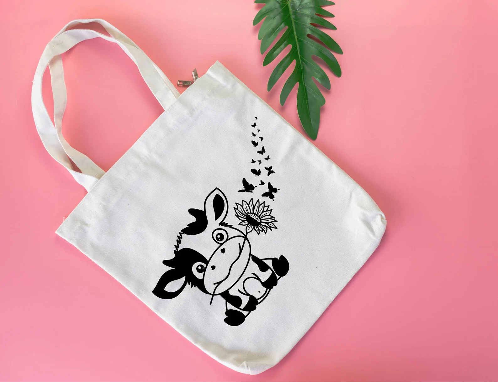 Tote bag with a picture of a cow on it.