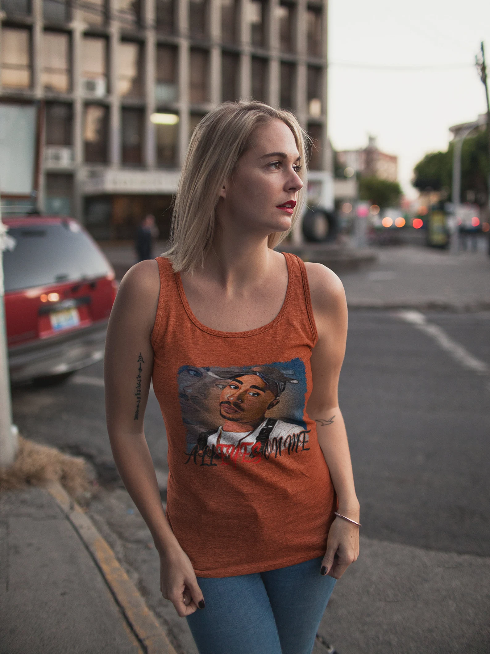 Nice women brown t-shirt with Tupac for the hot weather.