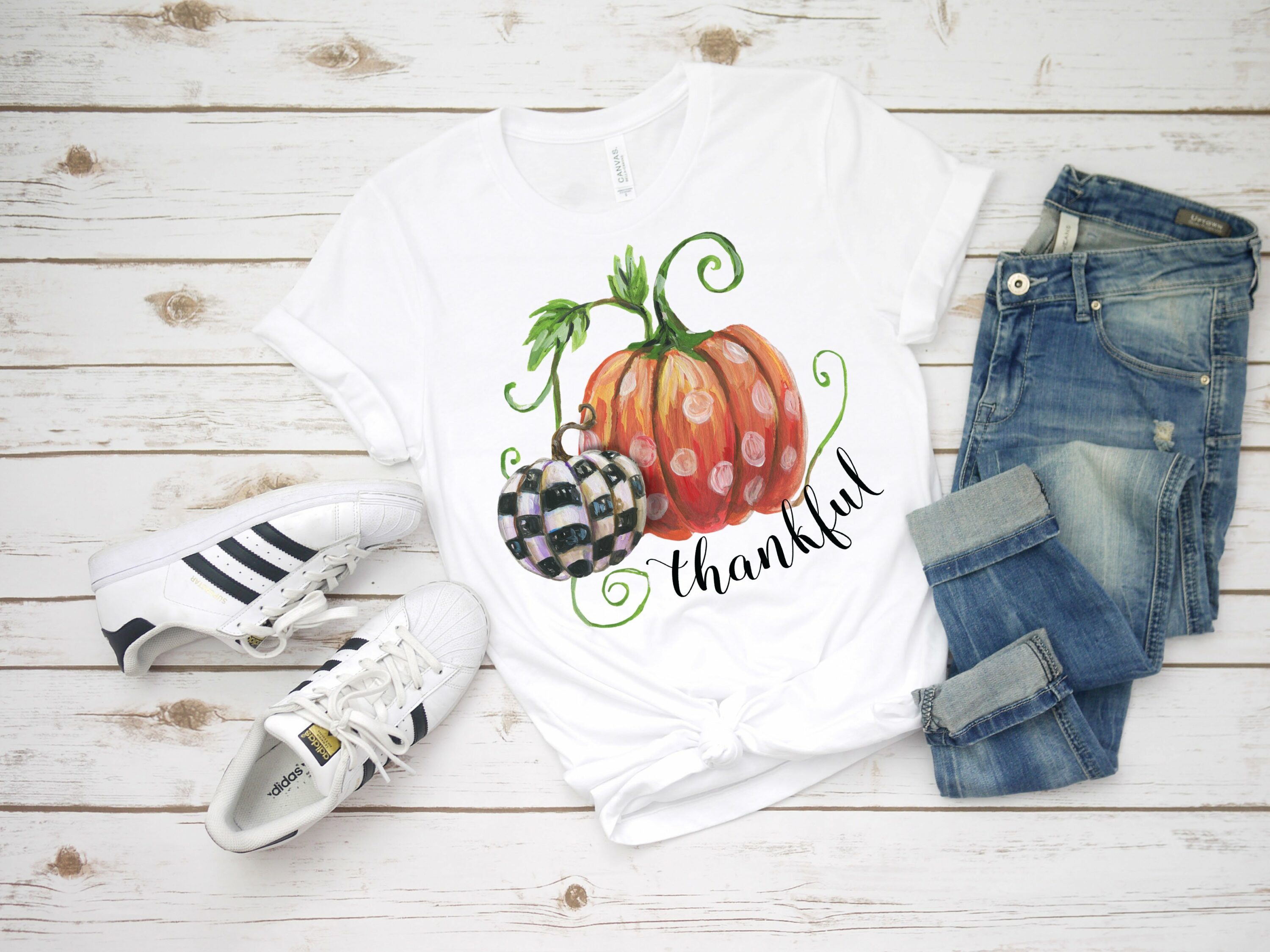 Classic white t-shirt with a pumpkin.
