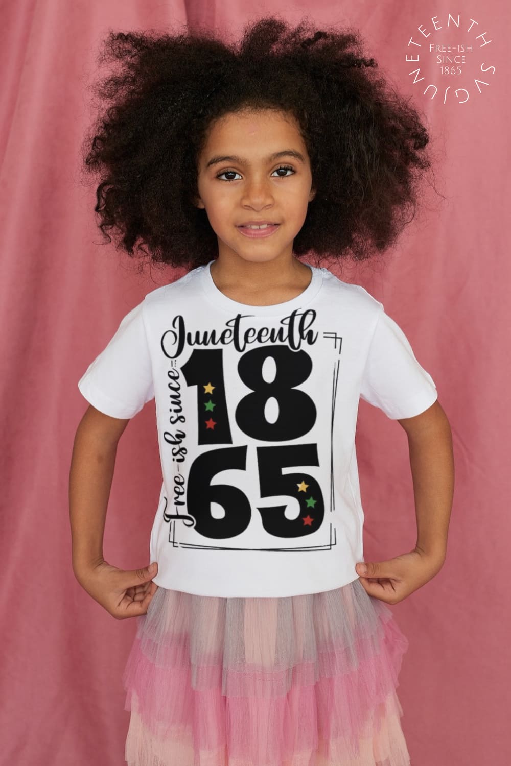 Afro girl in a white T-shirt with a colorful print inscription "1865".
