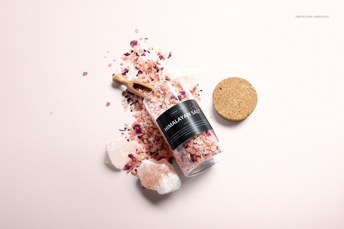 Glass jar with scattered Himalayan salt and a black label with the lettering "Himalayan salt".