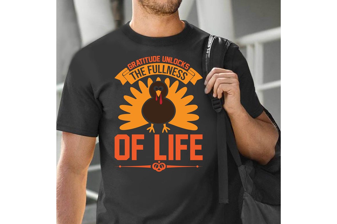 Black t-shirt with a wonderful turkey print.