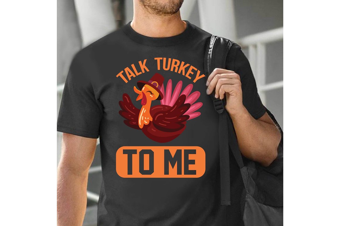 Black T-shirt with enchanting print of a turkey in a hat.