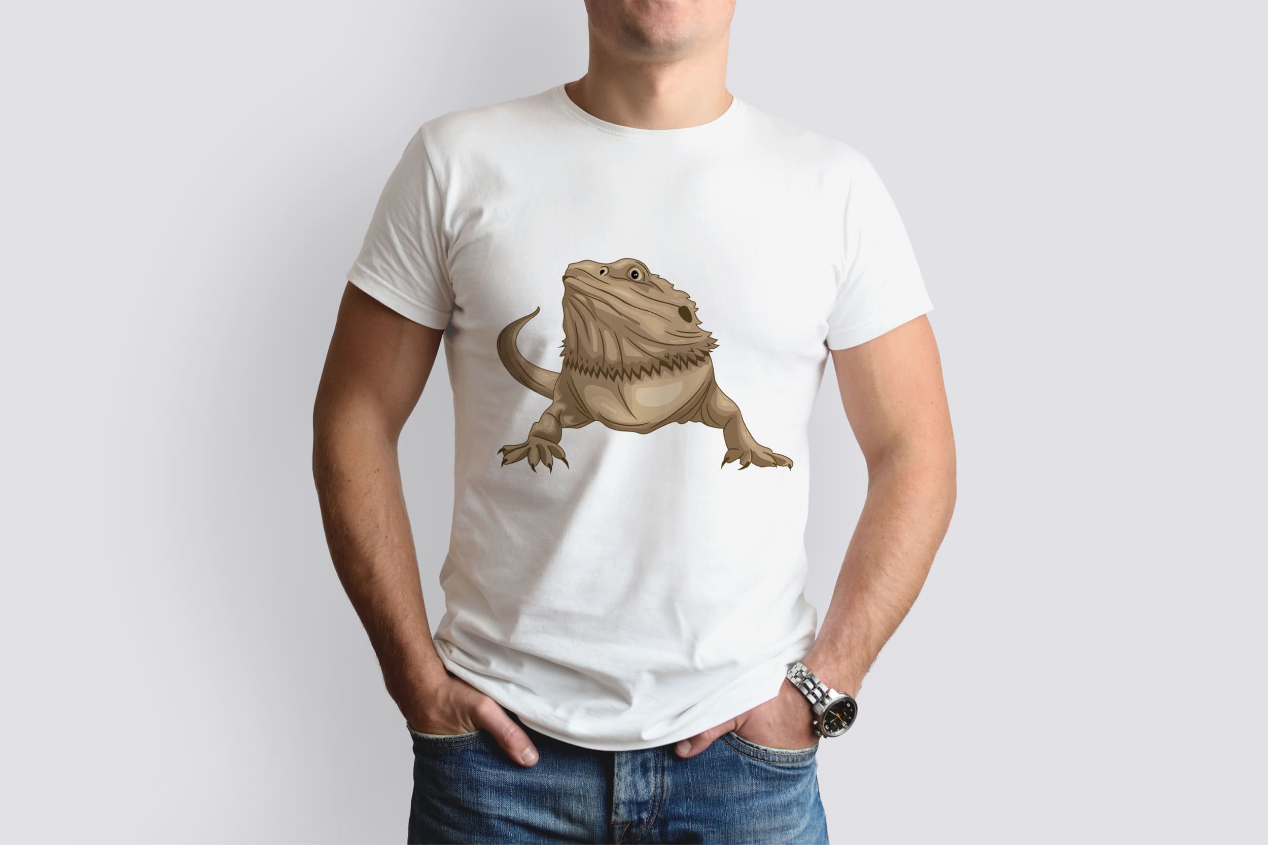 A white t-shirt on a man with an image of a brown bearded dragon.