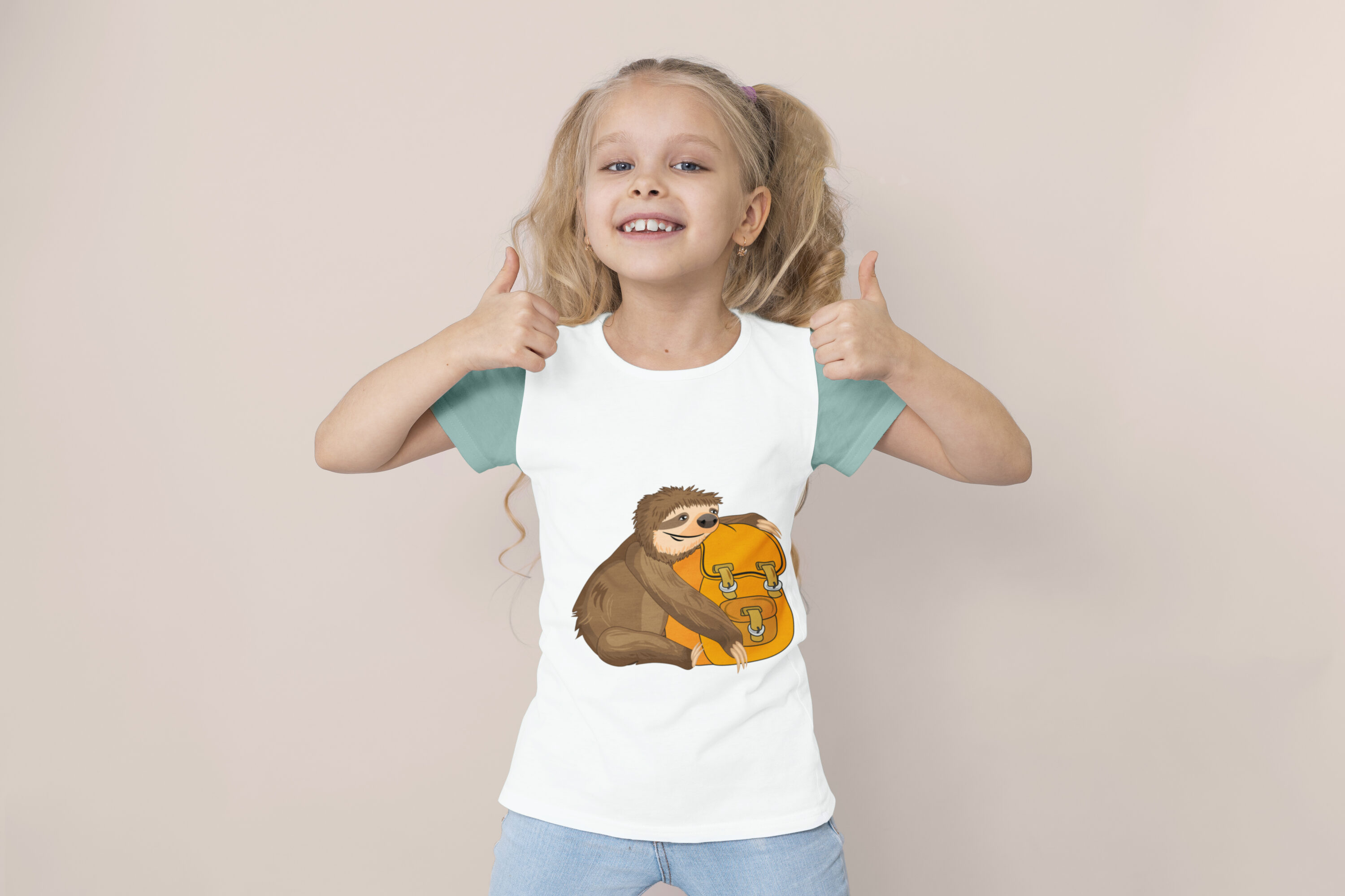 Image of a white t-shirt on a child with a beautiful print of a sloth with a backpack.