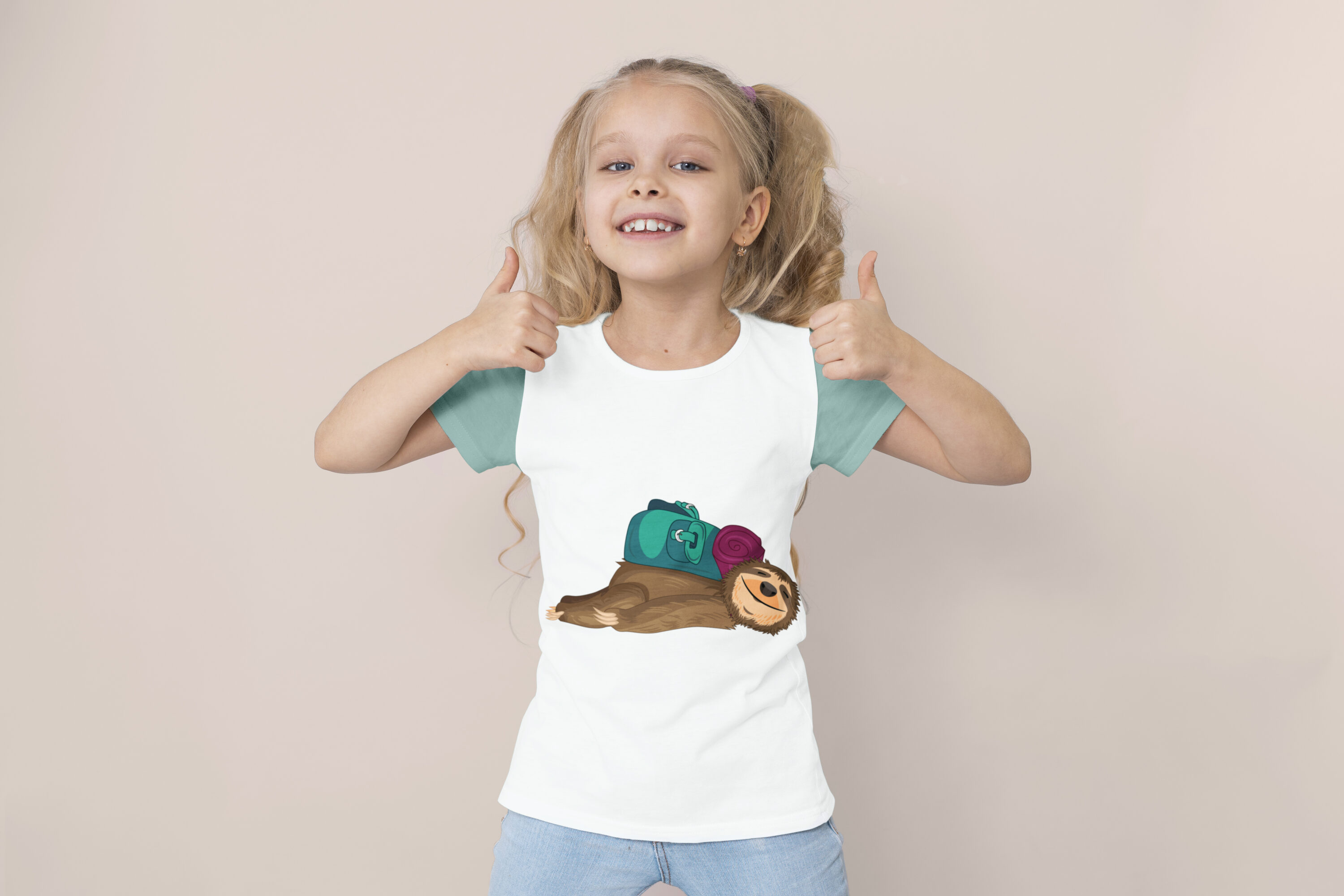 Image of a white t-shirt on a child with a wonderful sloth print with a backpack.