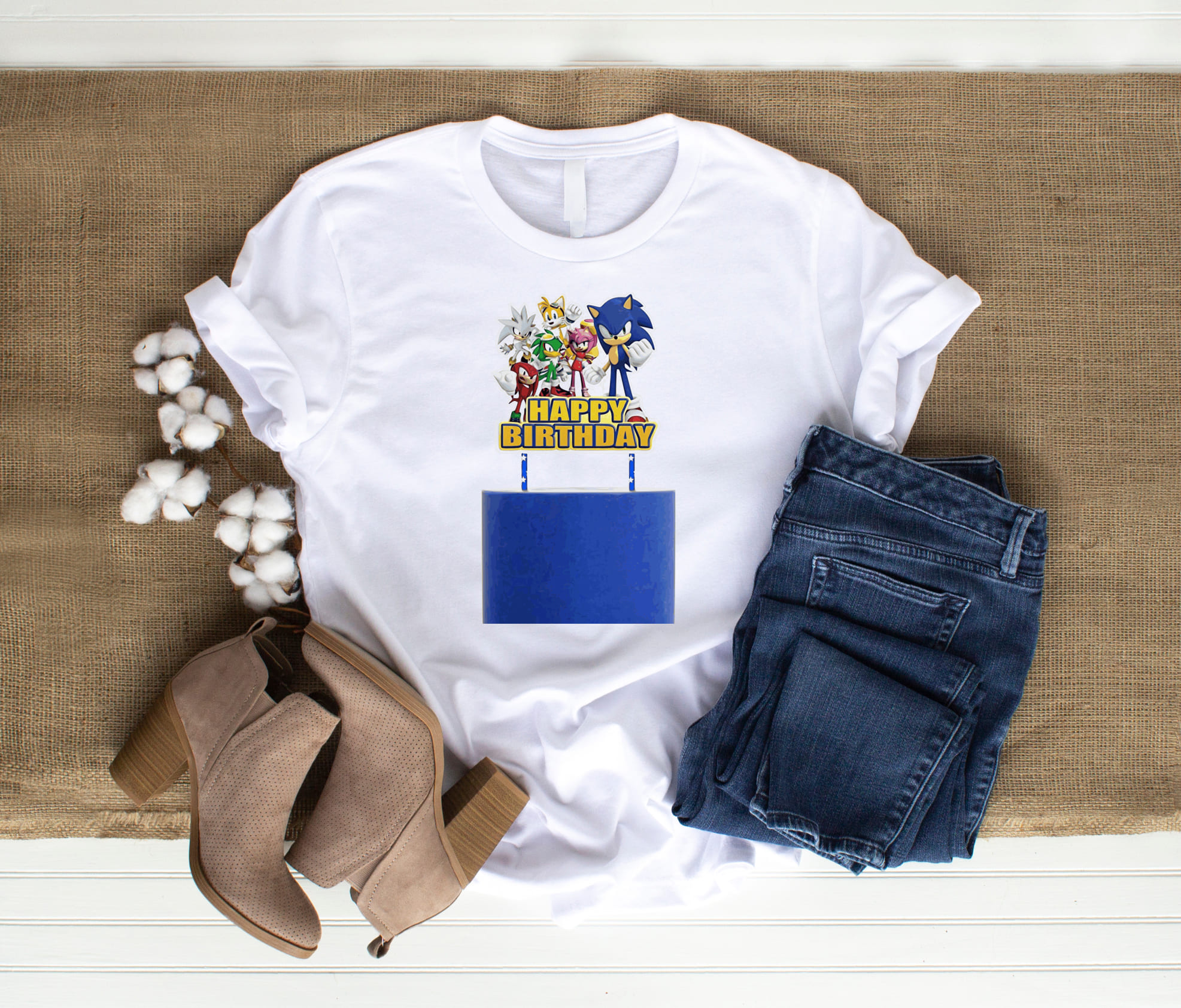 Classic white t-shirt with the minimalistic Sonic.