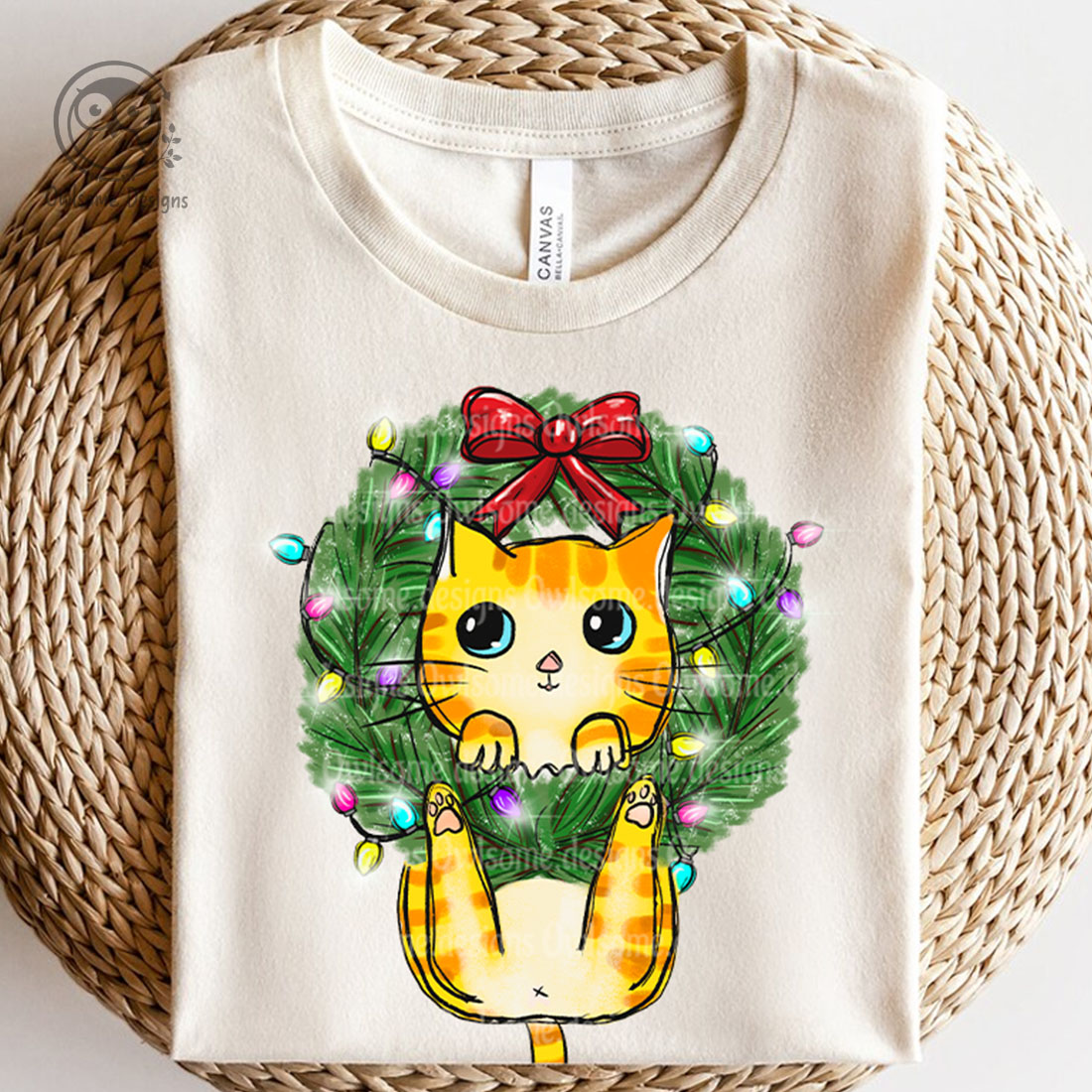 Image of a T-shirt with a wonderful print a cat on a Christmas tree wreath.