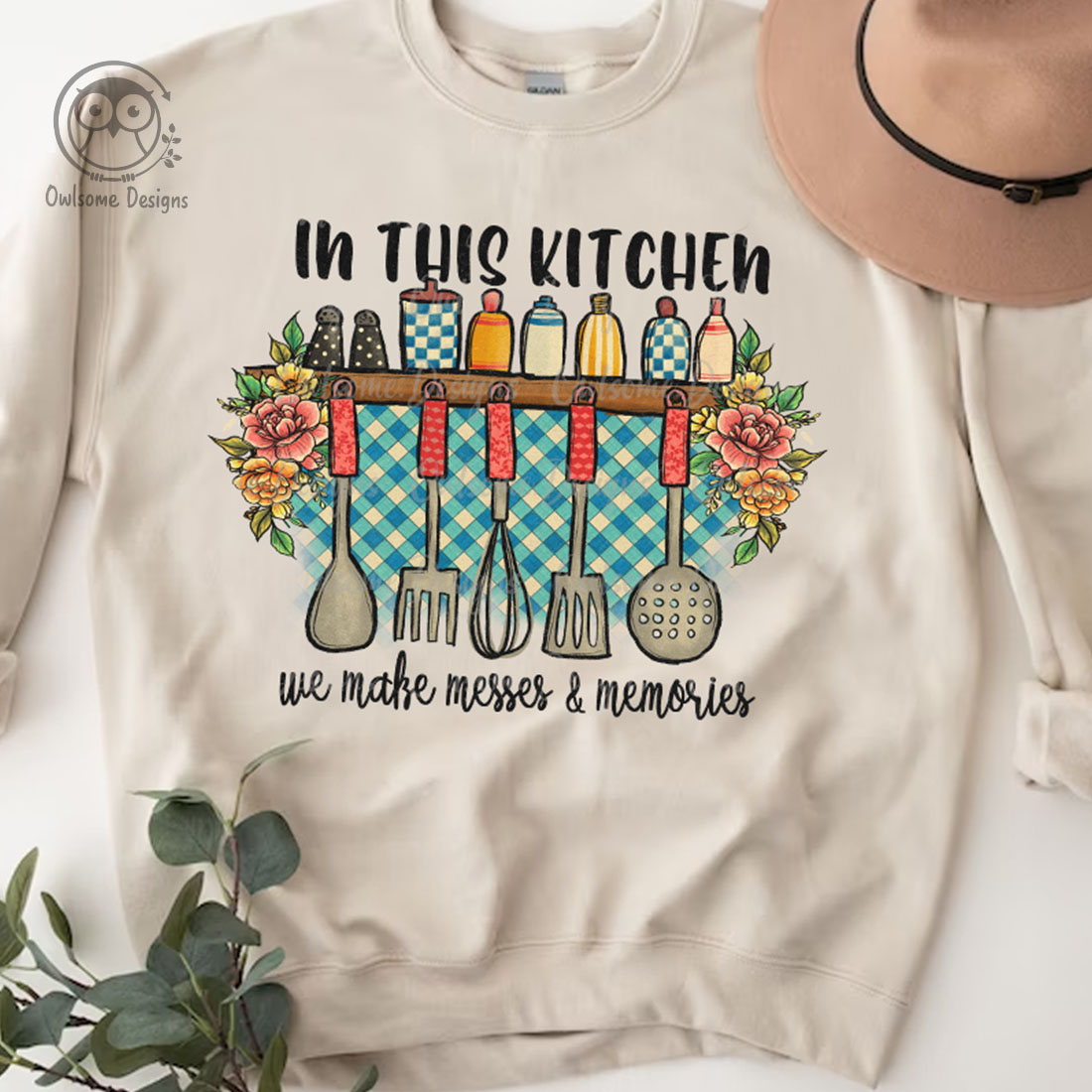 Image of a sweatshirt with a beautiful print with kitchen accessories.