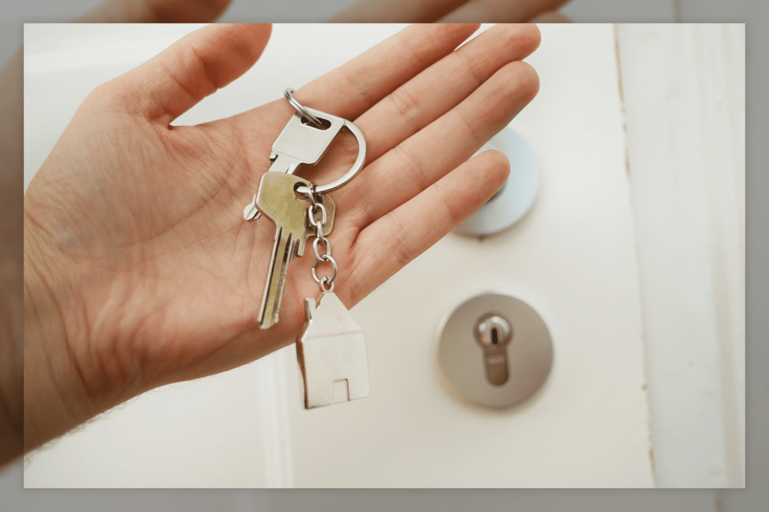 2 a hand holding the keys 775