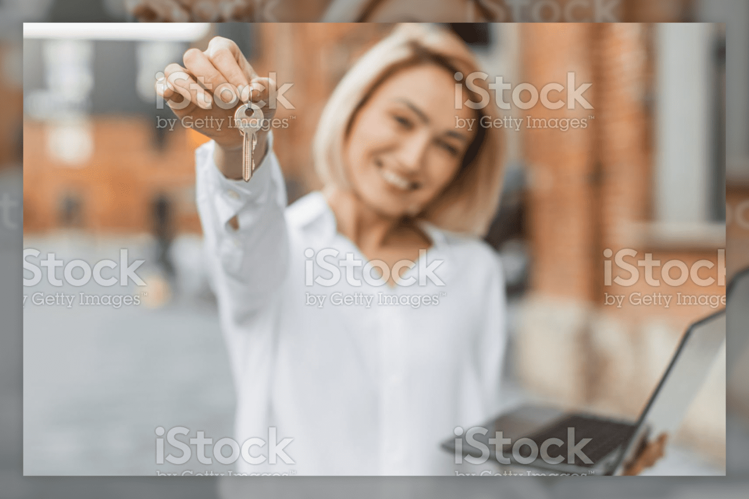 43 focus on woman hand with keys 332