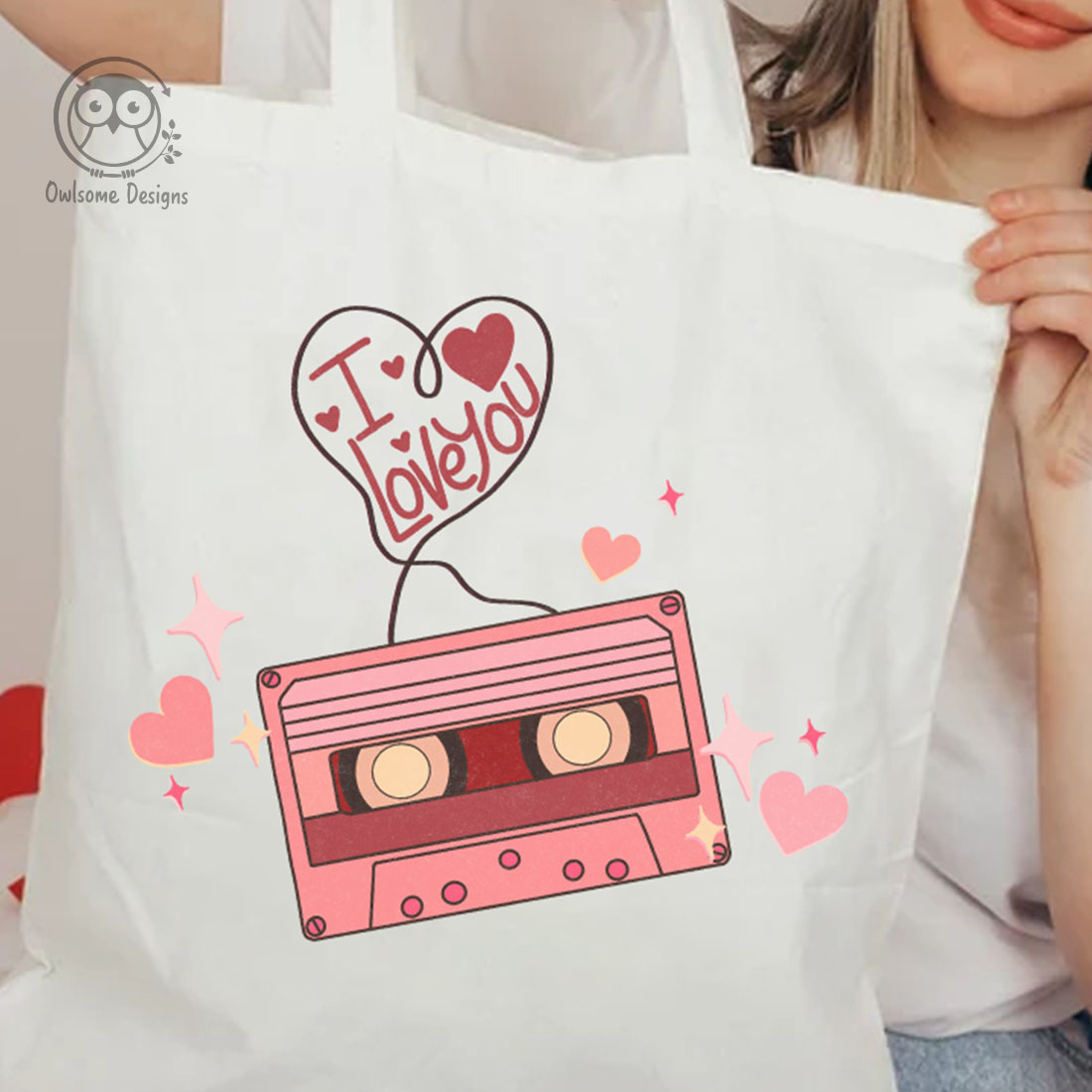 Image of a bag with an enchanting cassete print and the inscription I love you.