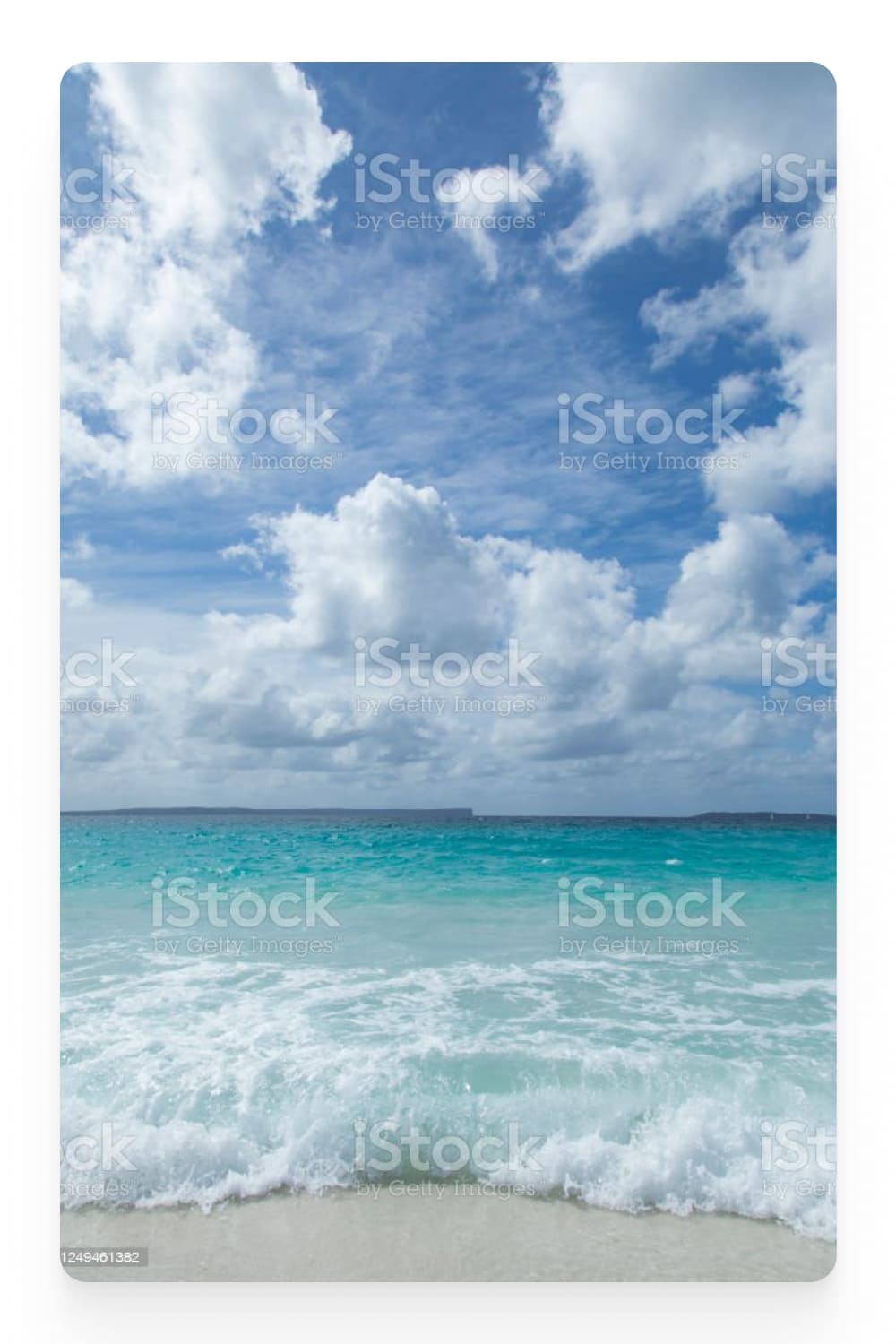 Photo of the beach and the sky with clouds.