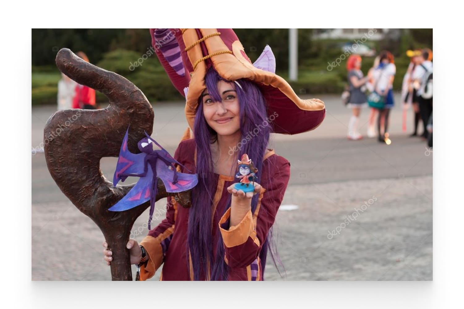 Cosplayer dressed as character Lulu from game League of Legends.