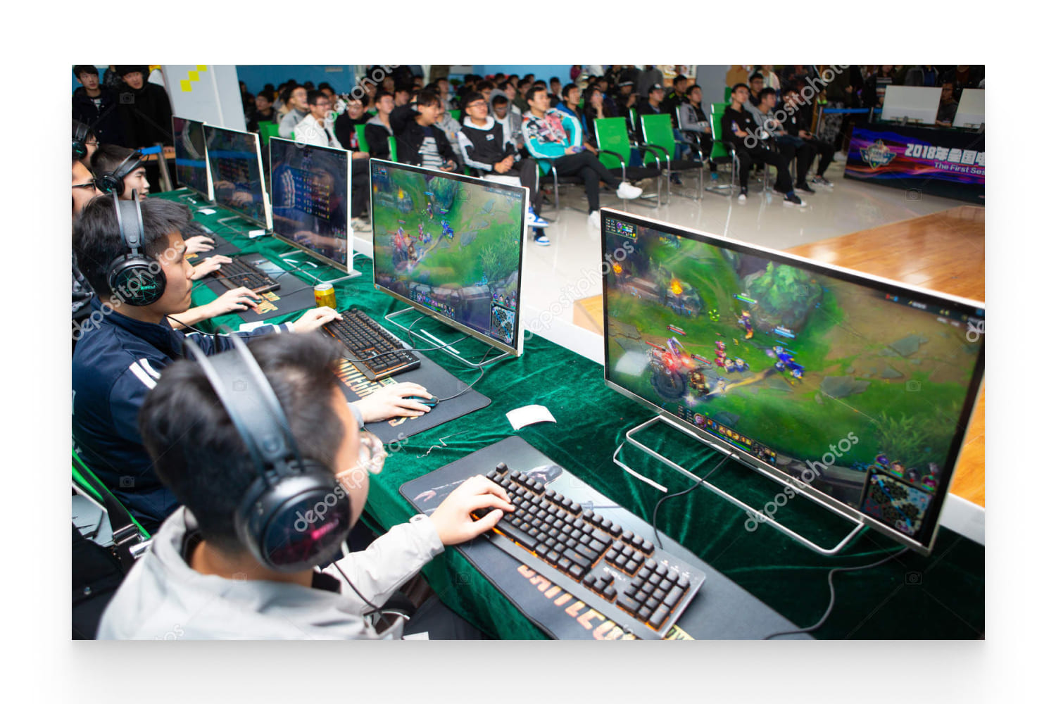 Young people compete in the League of Legends.