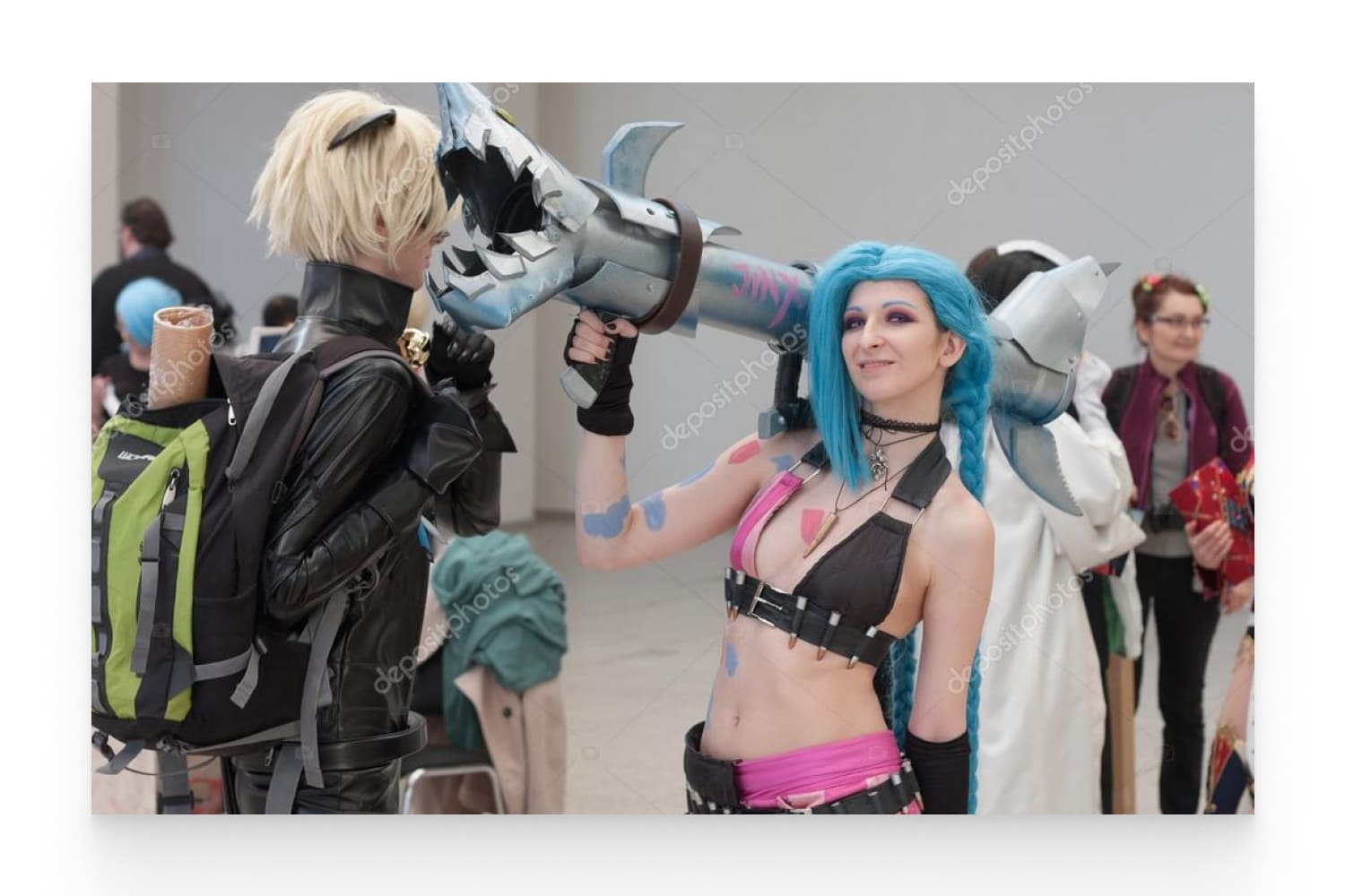 Cosplayer dressed as character Jinx from League of Legends.