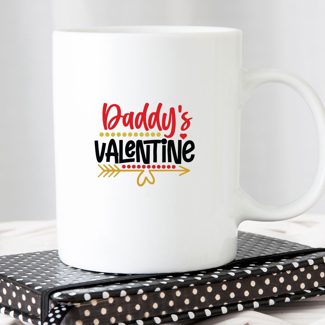 White coffee mug with the words daddy's valentine on it.