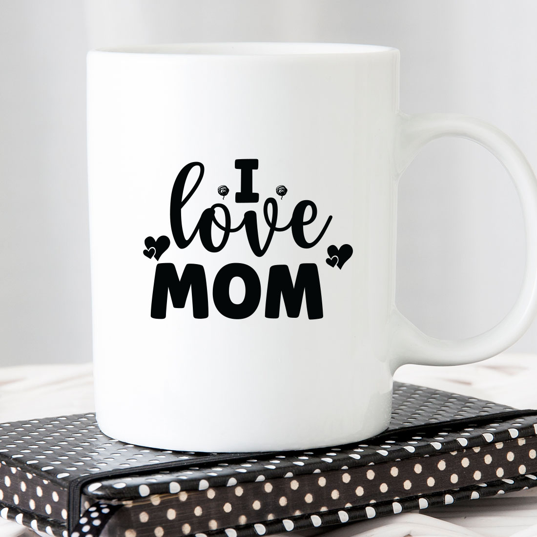 White coffee mug that says i love mom.