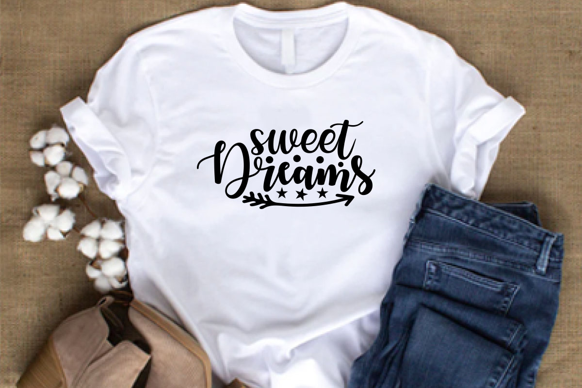 T - shirt with the words sweet dreams on it.