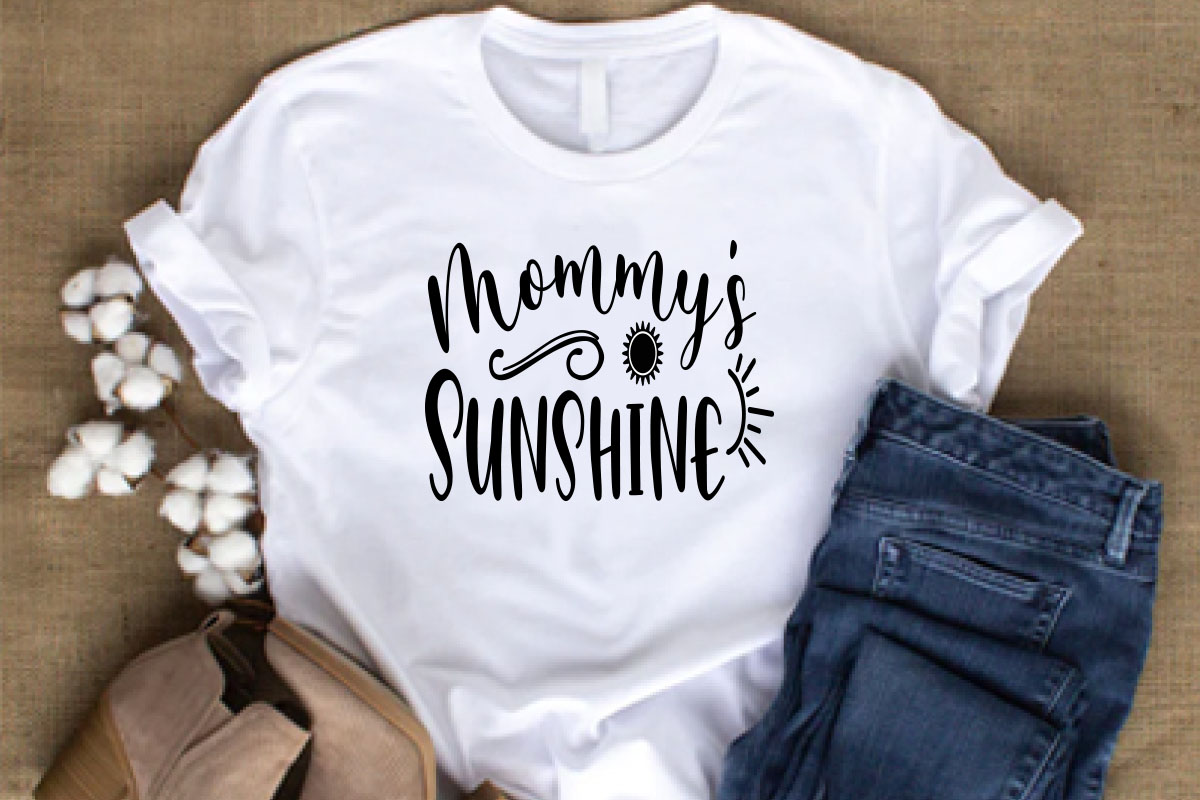 T - shirt with the words mommy's sunshine on it.