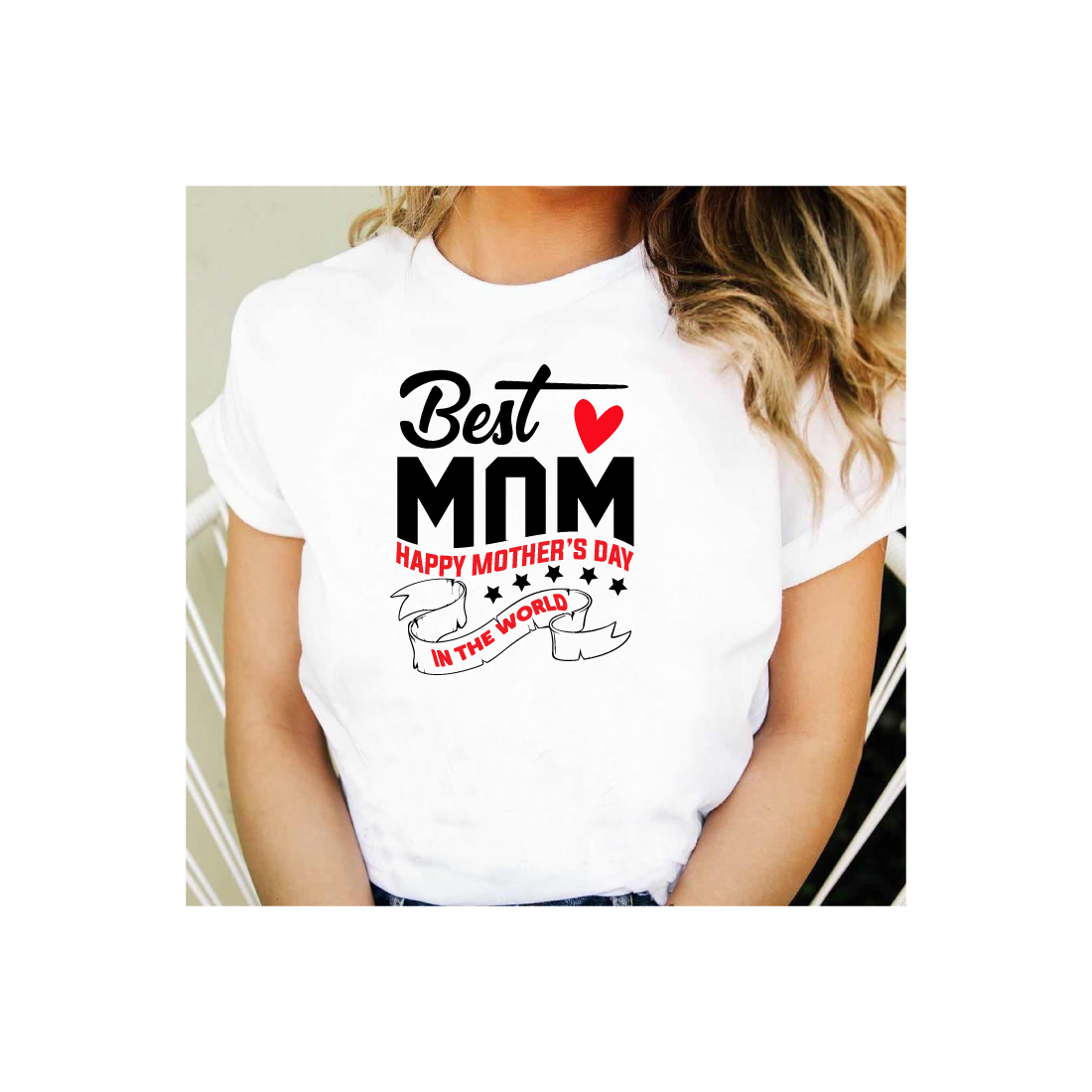 Woman wearing a t - shirt that says best mom.