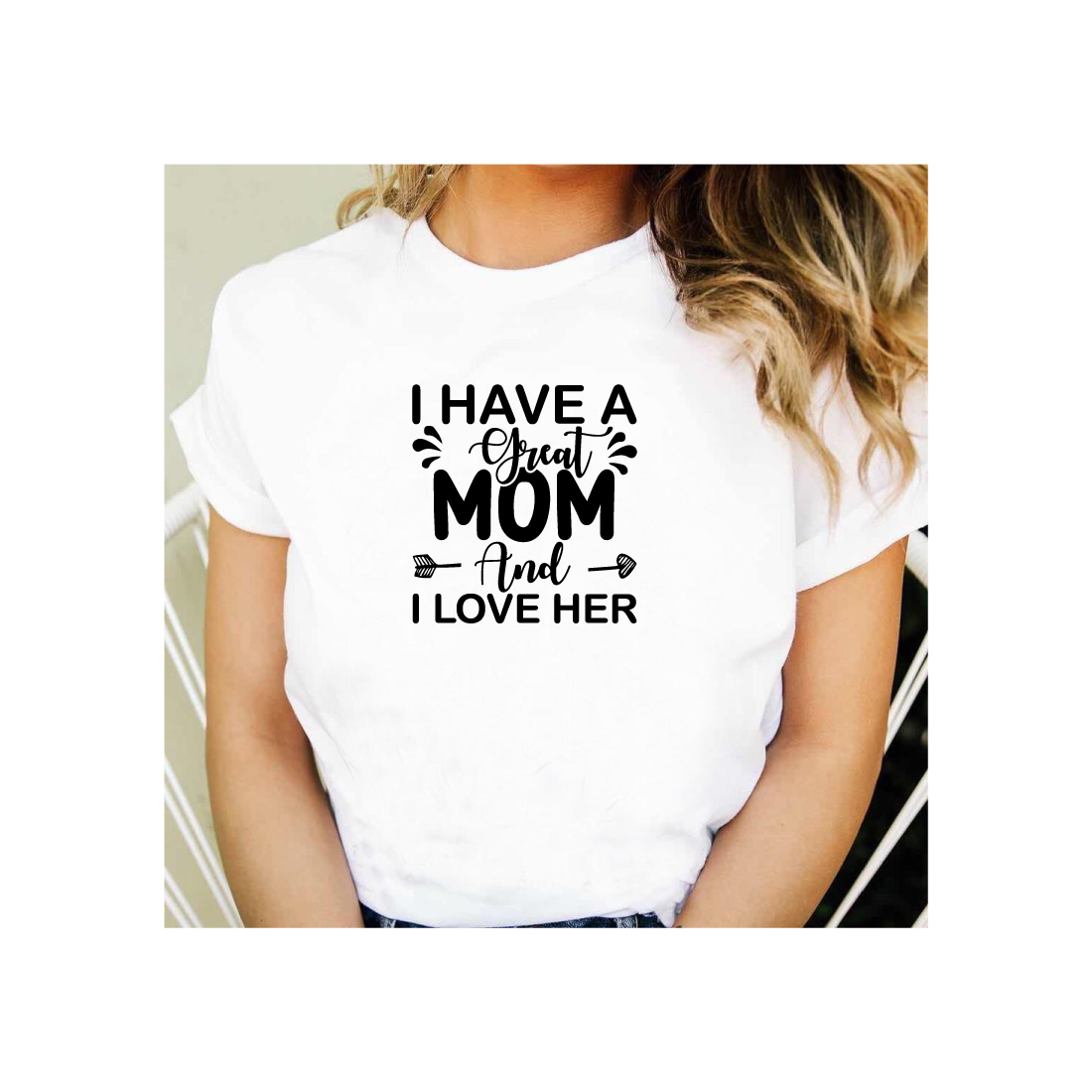 Woman wearing a t - shirt that says i have a great mom and i.