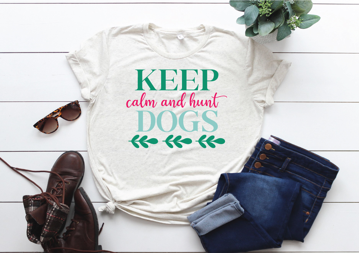 T - shirt that says keep calm and hunt dogs.