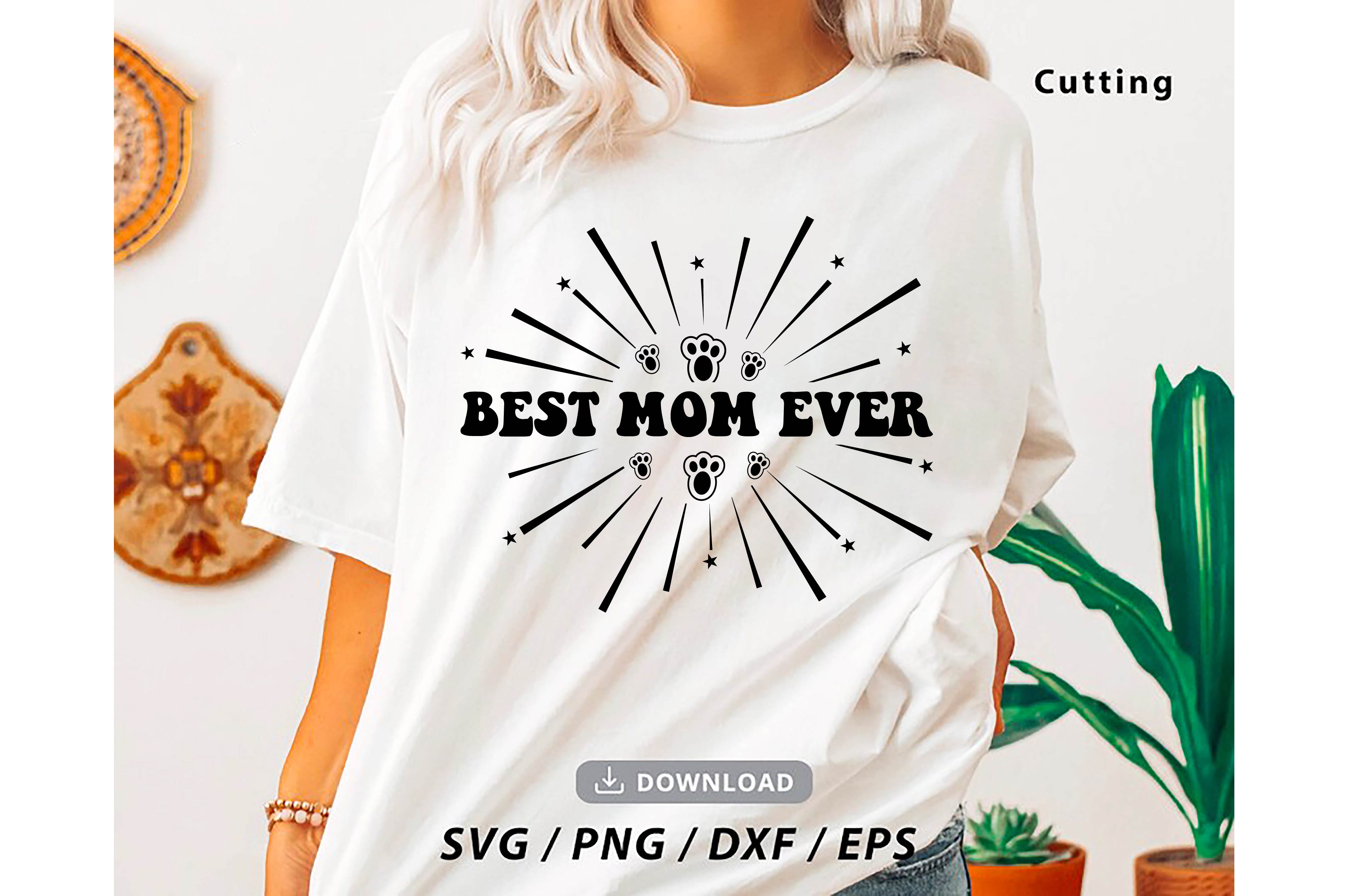 Woman wearing a t - shirt that says best mom ever.