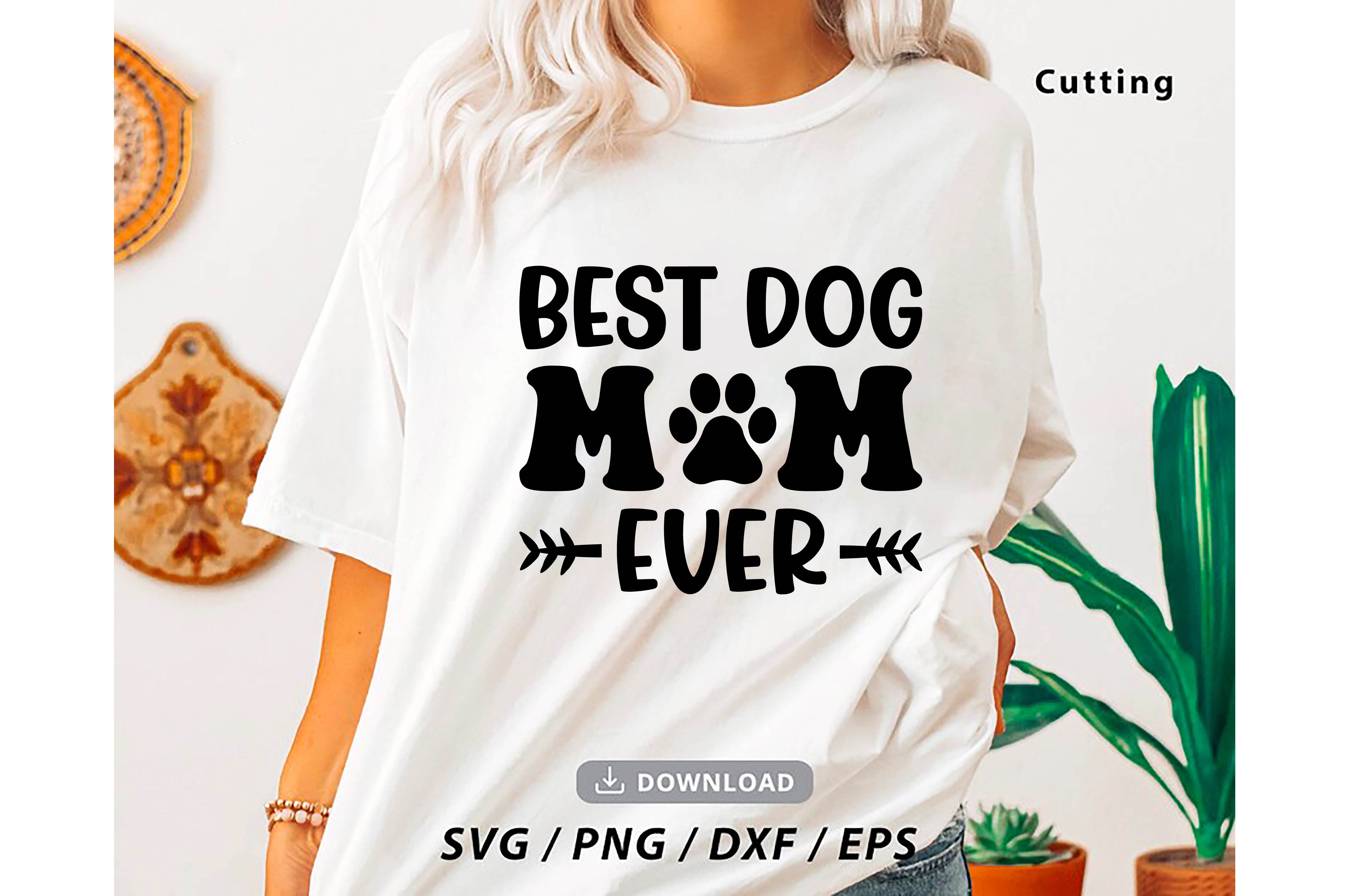 Woman wearing a t - shirt that says best dog mom ever.