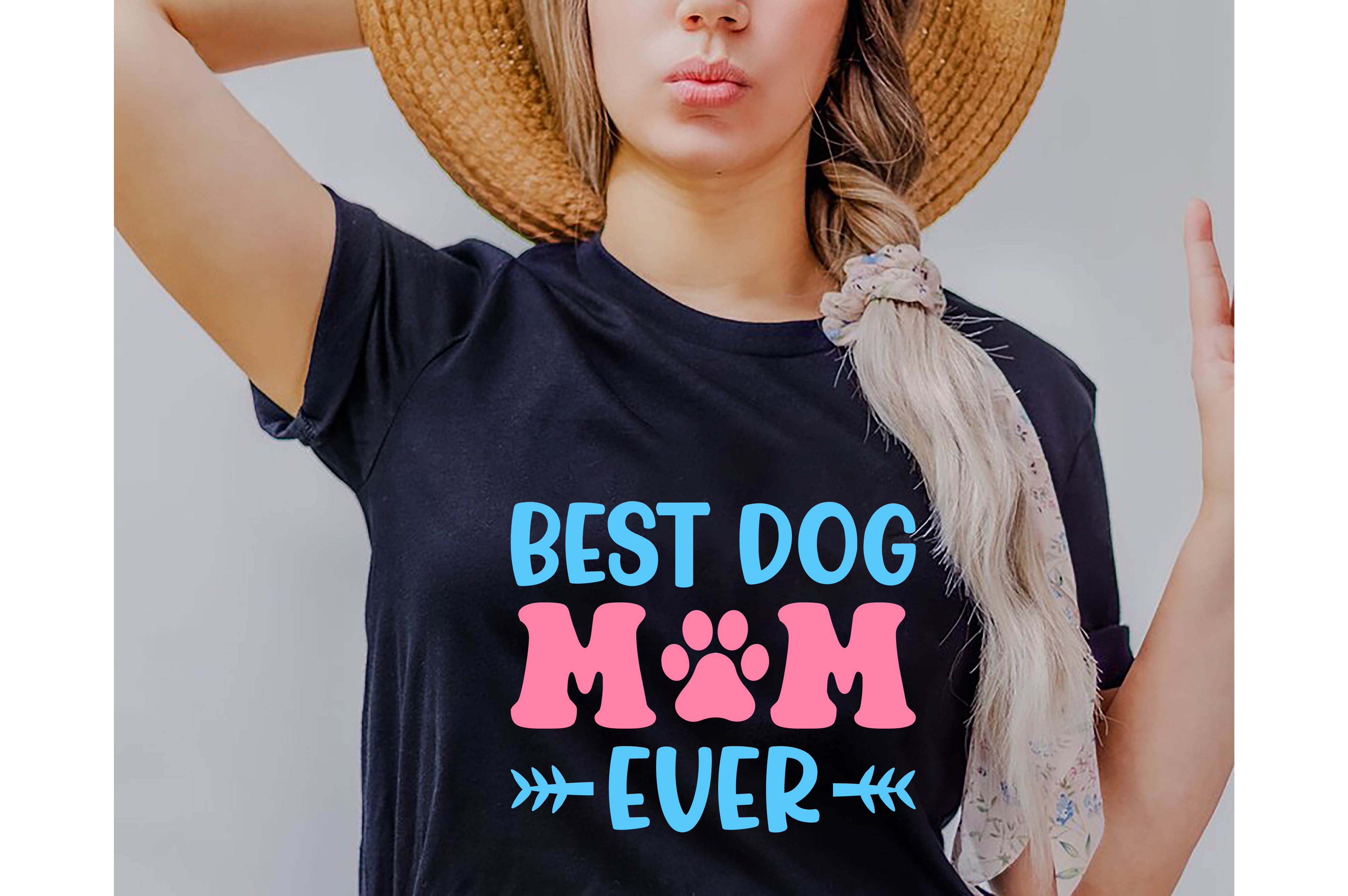 Woman wearing a t - shirt that says best dog mom ever.