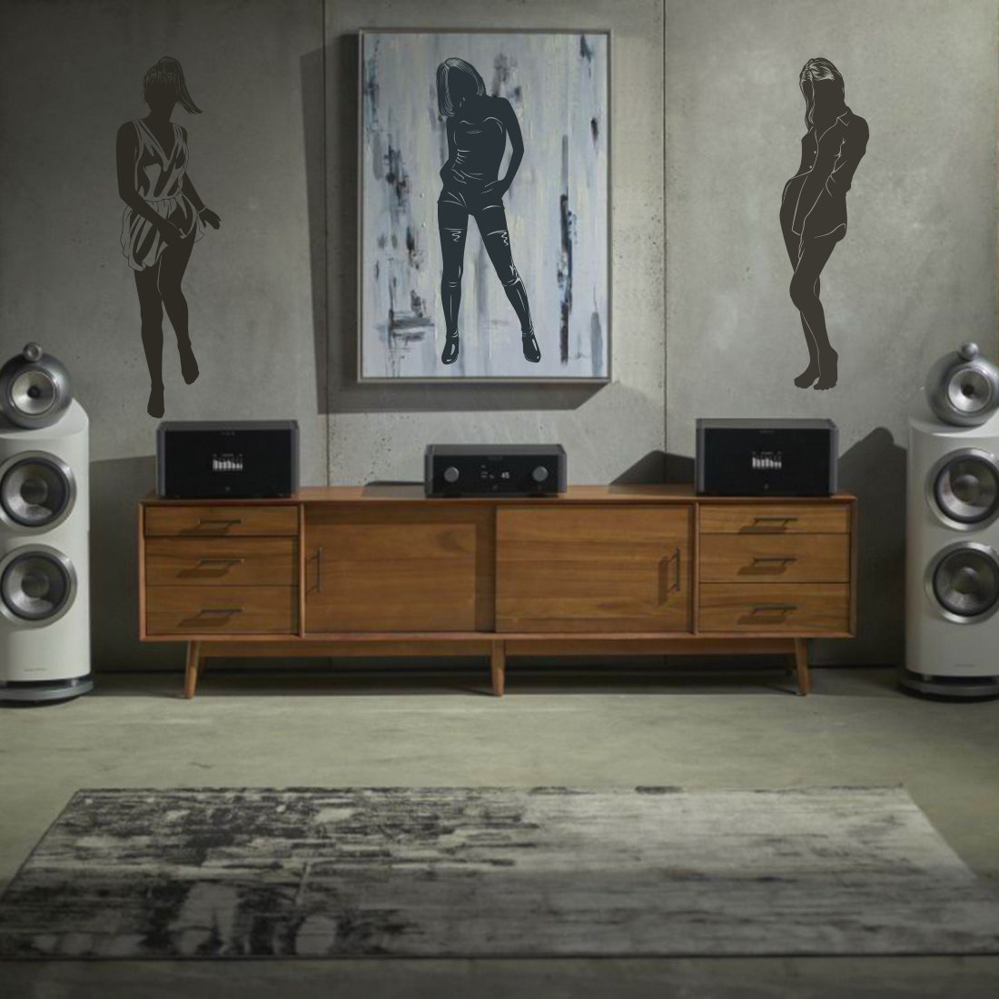 Living room with speakers and a painting on the wall.