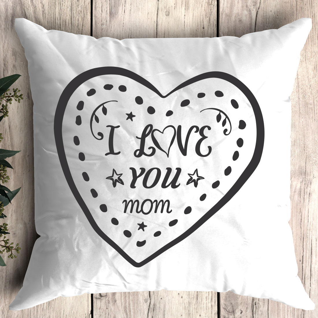 Pillow that says i love you mom.