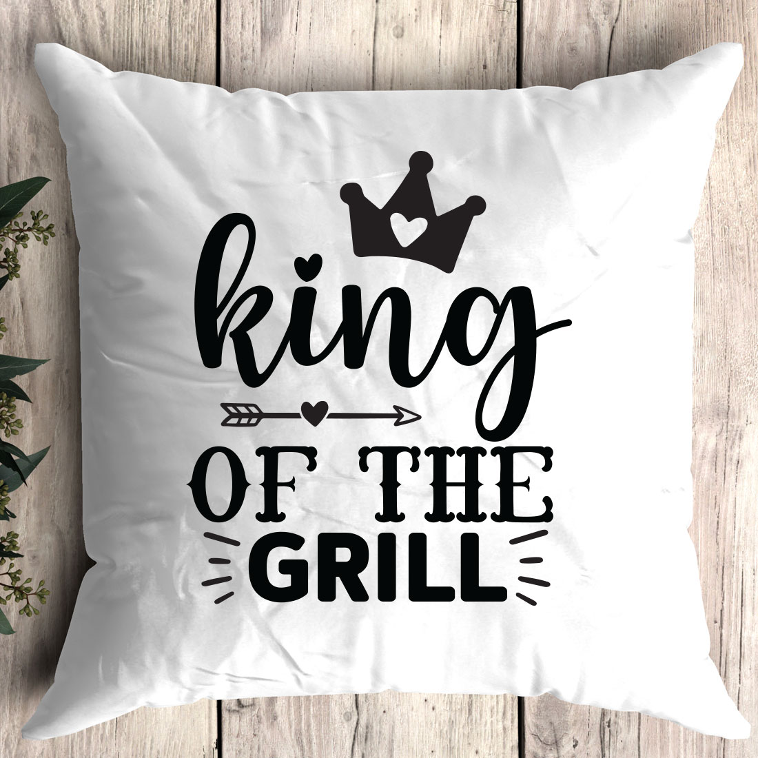 Pillow that says king of the grill.