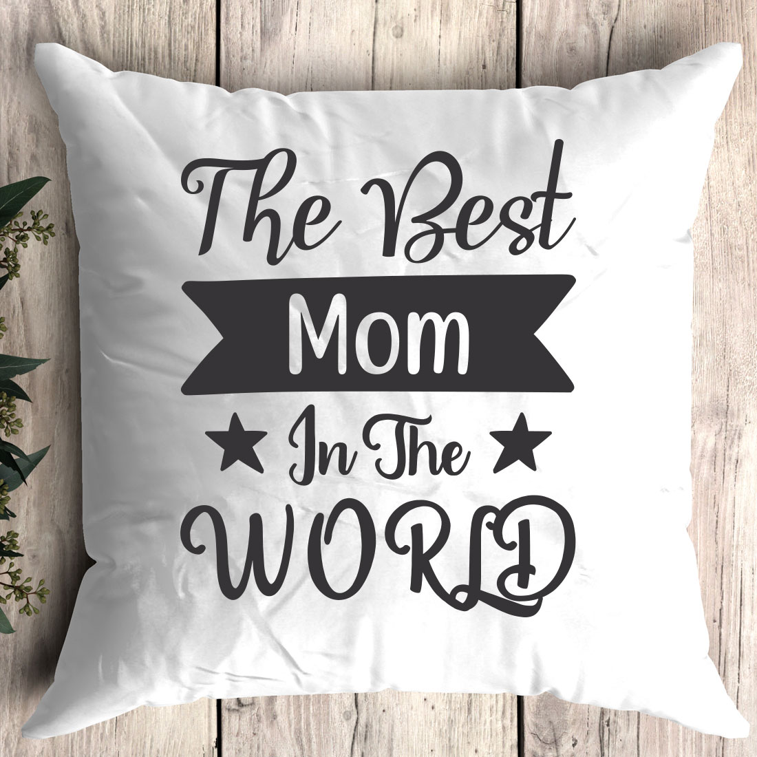 Pillow that says the best mom in the world.