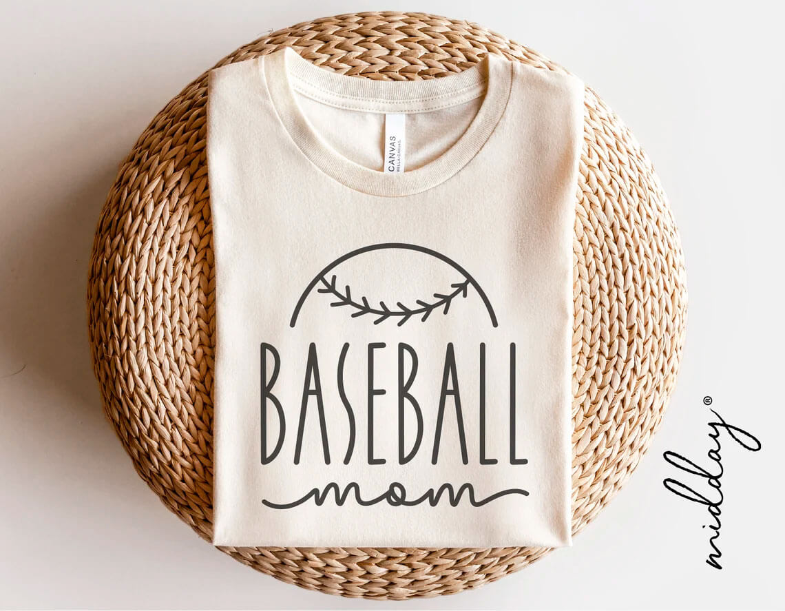 Beige Baseball T-shirt with wicker cap.