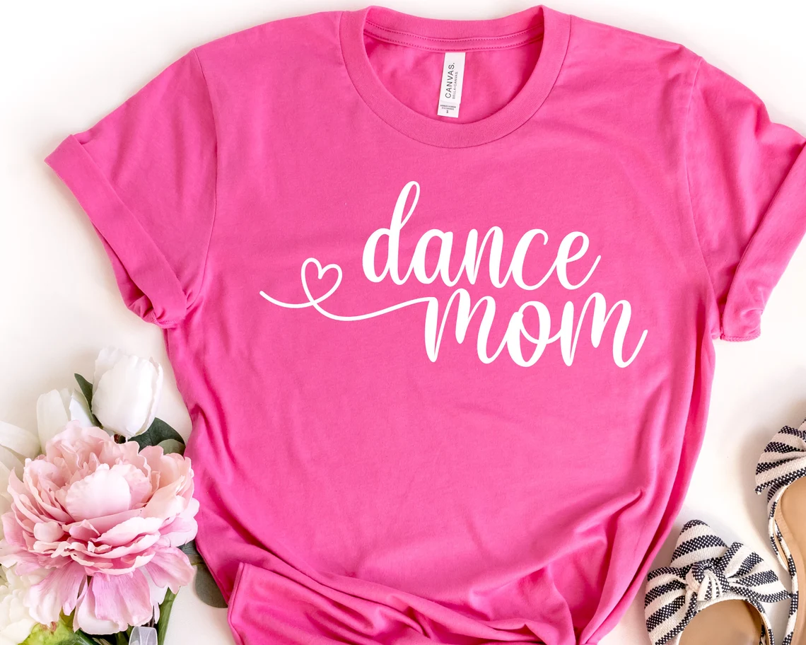 Pink t-shirt with a print on the theme of dancing.