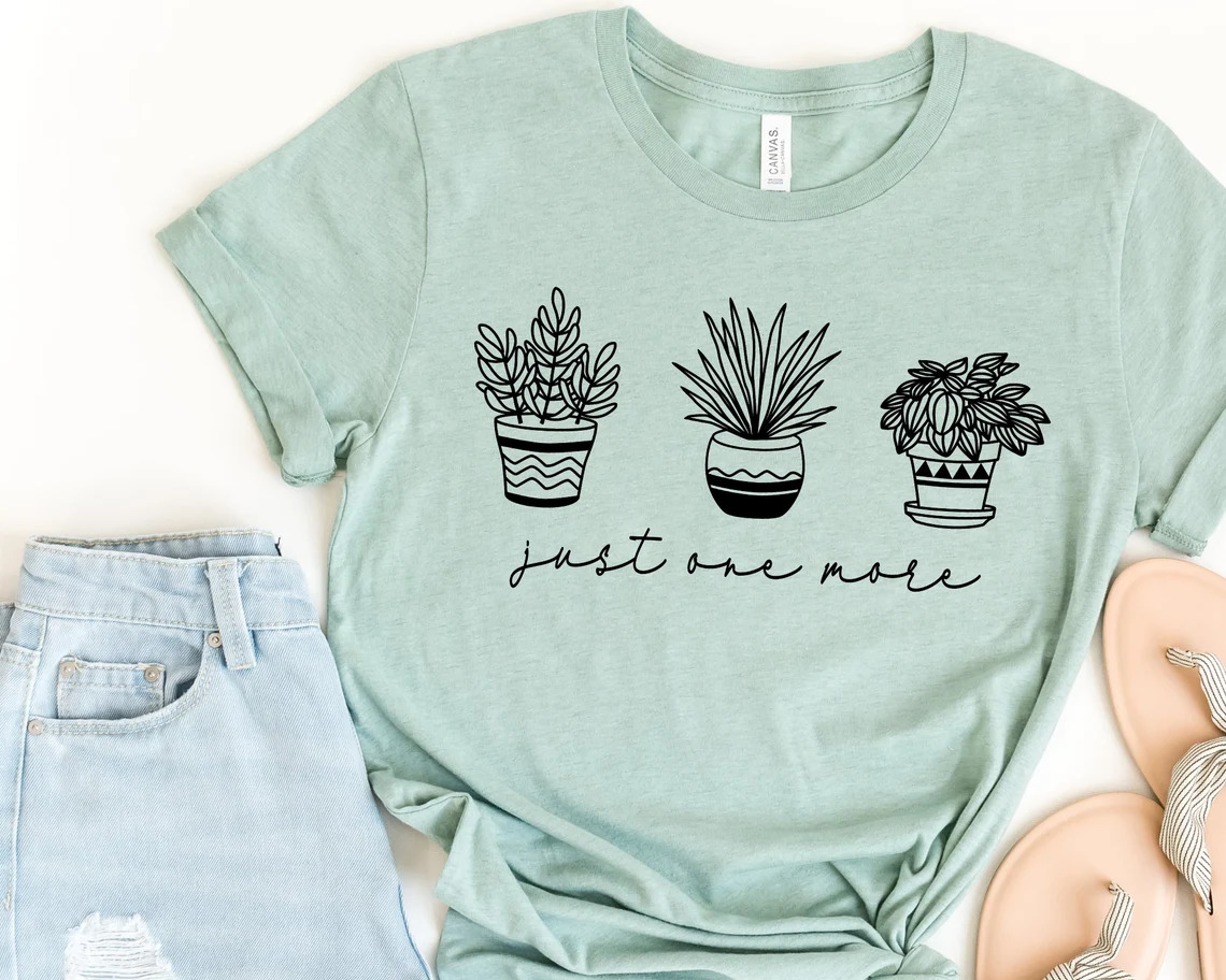 Various flowers in pots on a T-shirt.