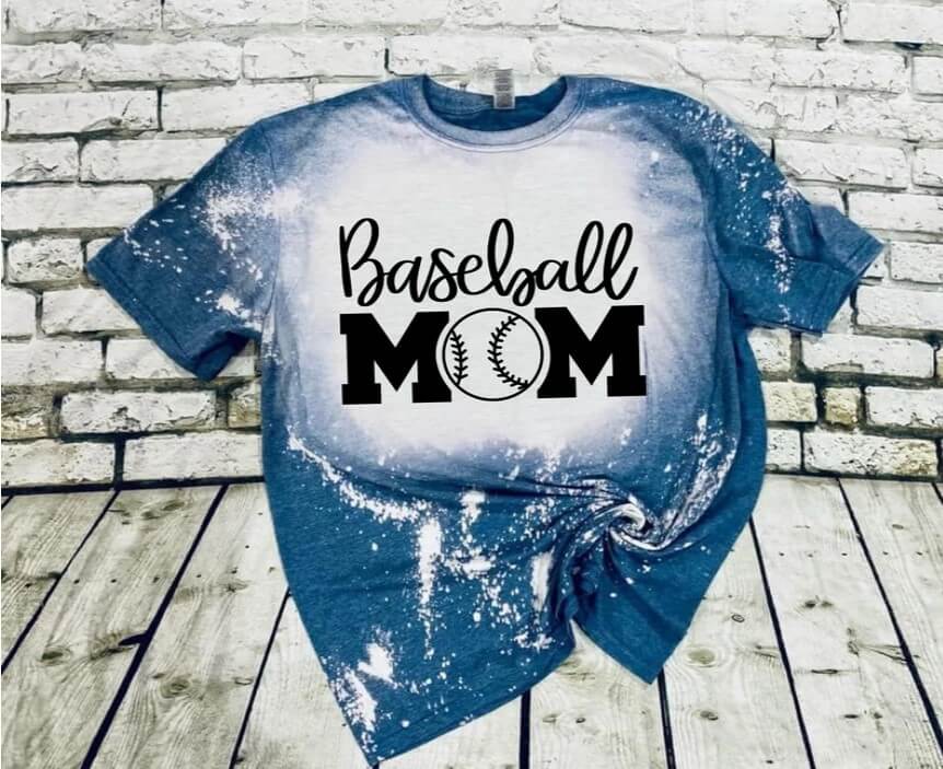 Inscription Baseball Mom on the white and blue t-shirt.