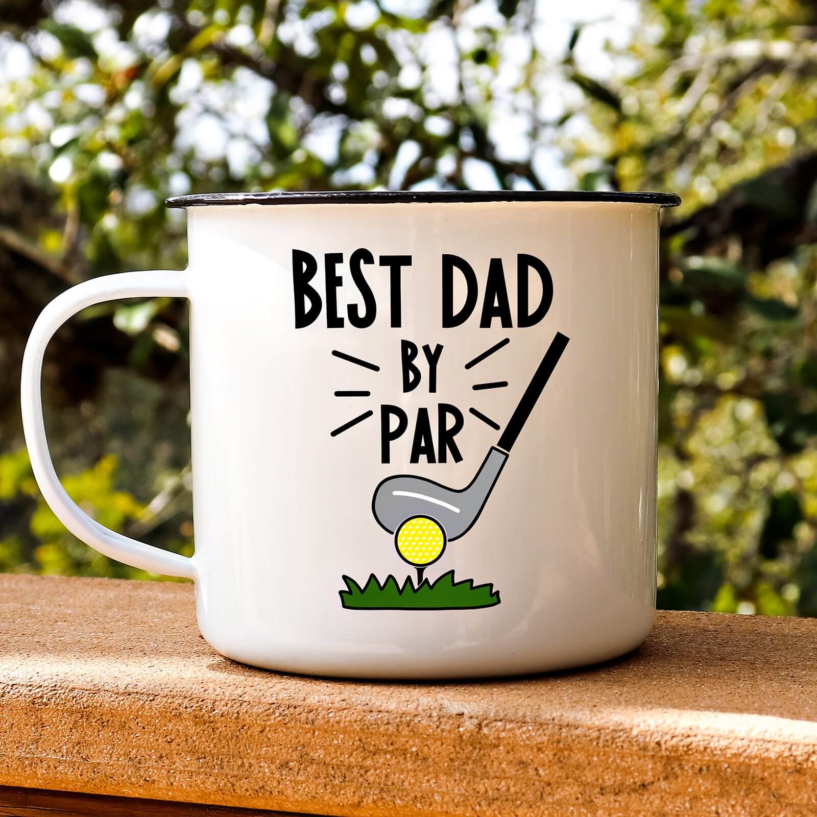 Inscription "Best dad by par" on the cup of tea.