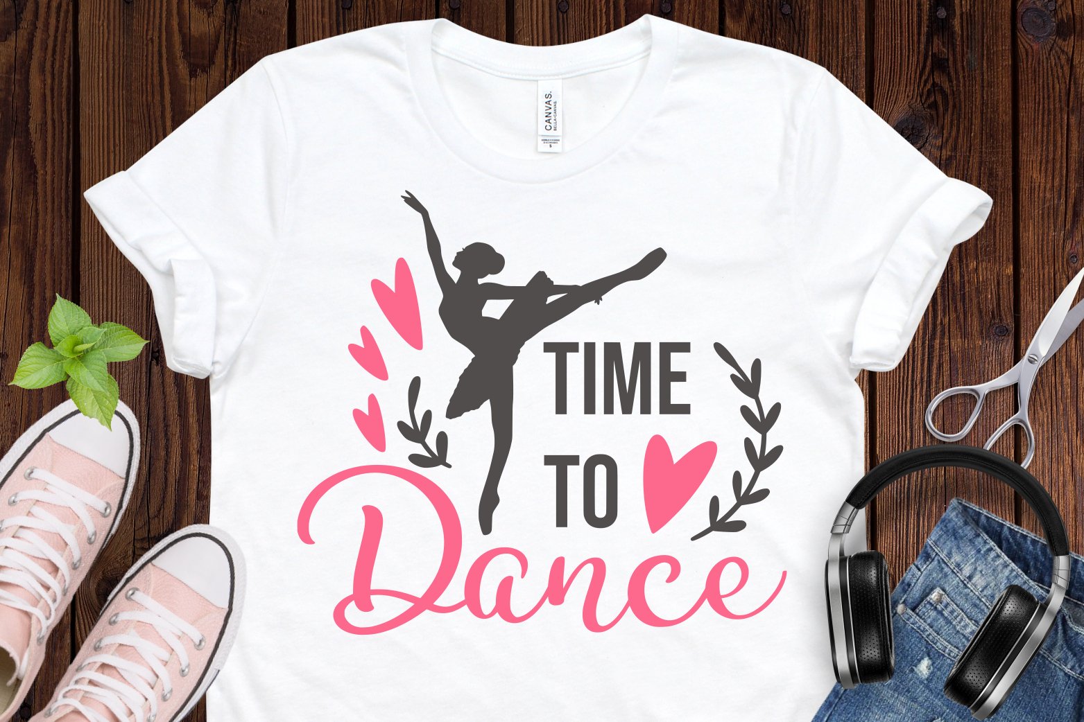 A great t-shirt with inscriptions for dancing.